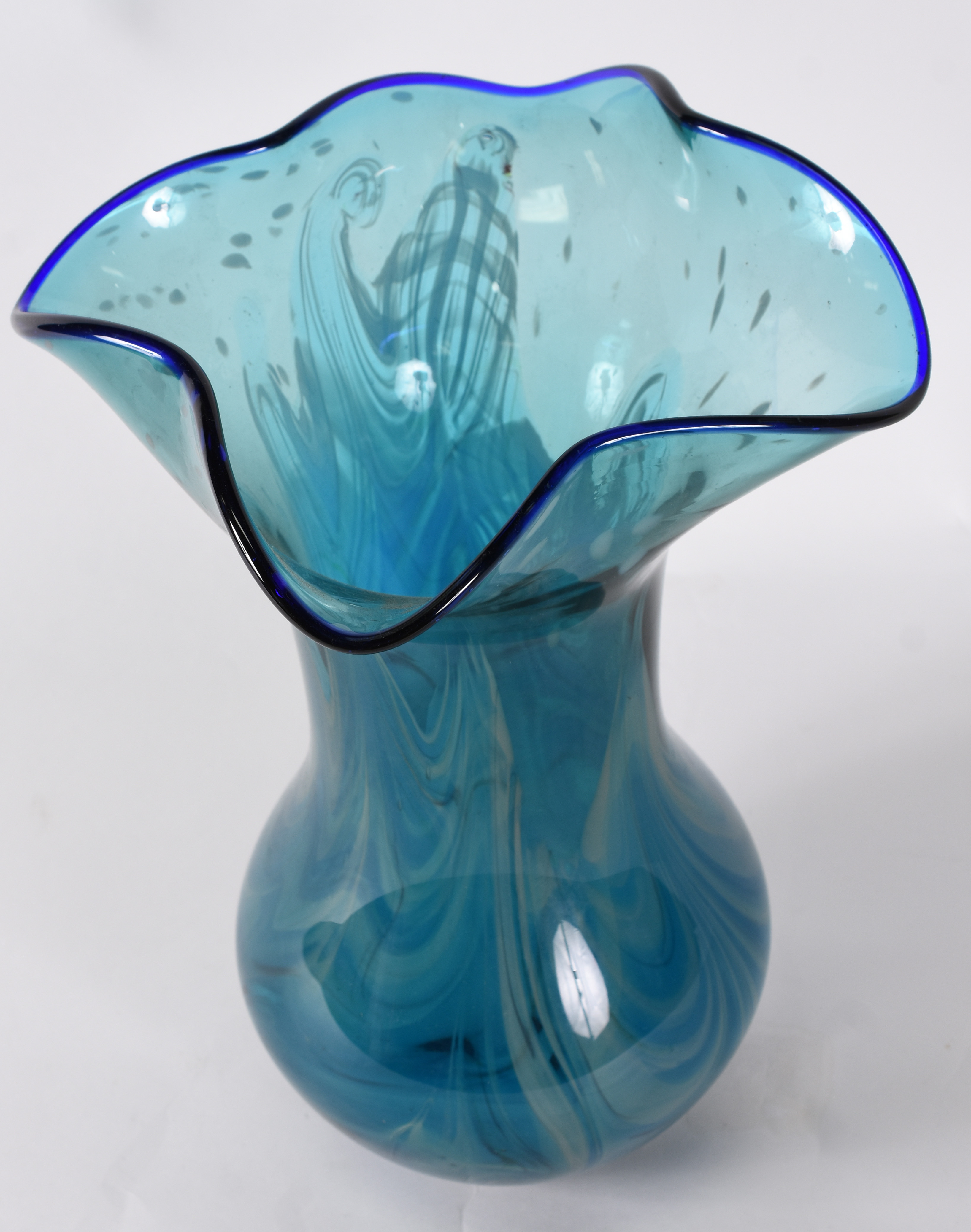 Vaso de murano azul leitoso, borda feitio babado. - foto 3 de 3