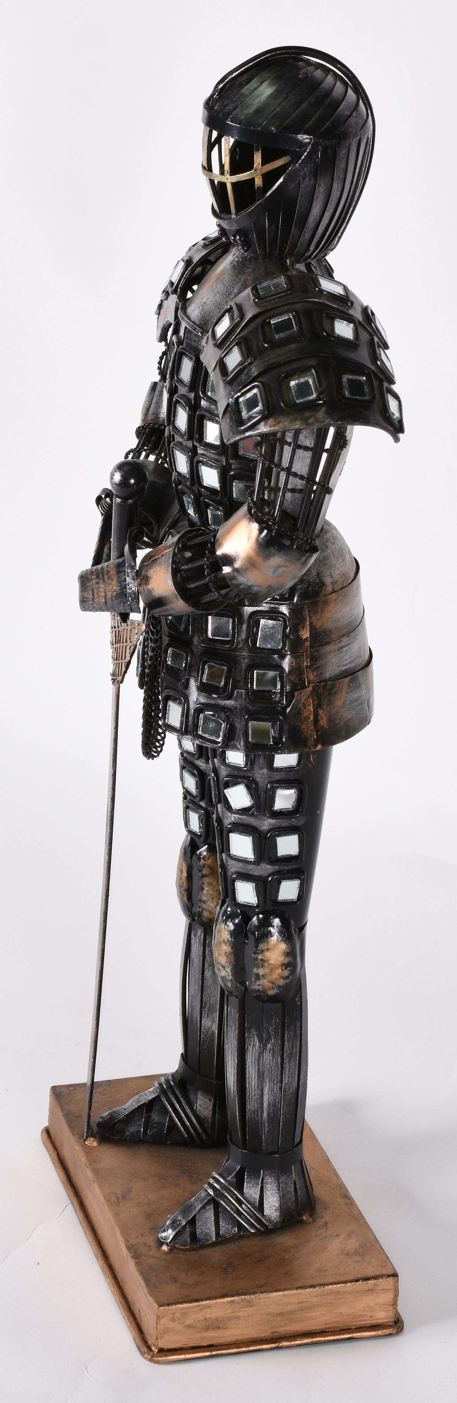 Escultura de metal representando guerreiro . - foto 2 de 3