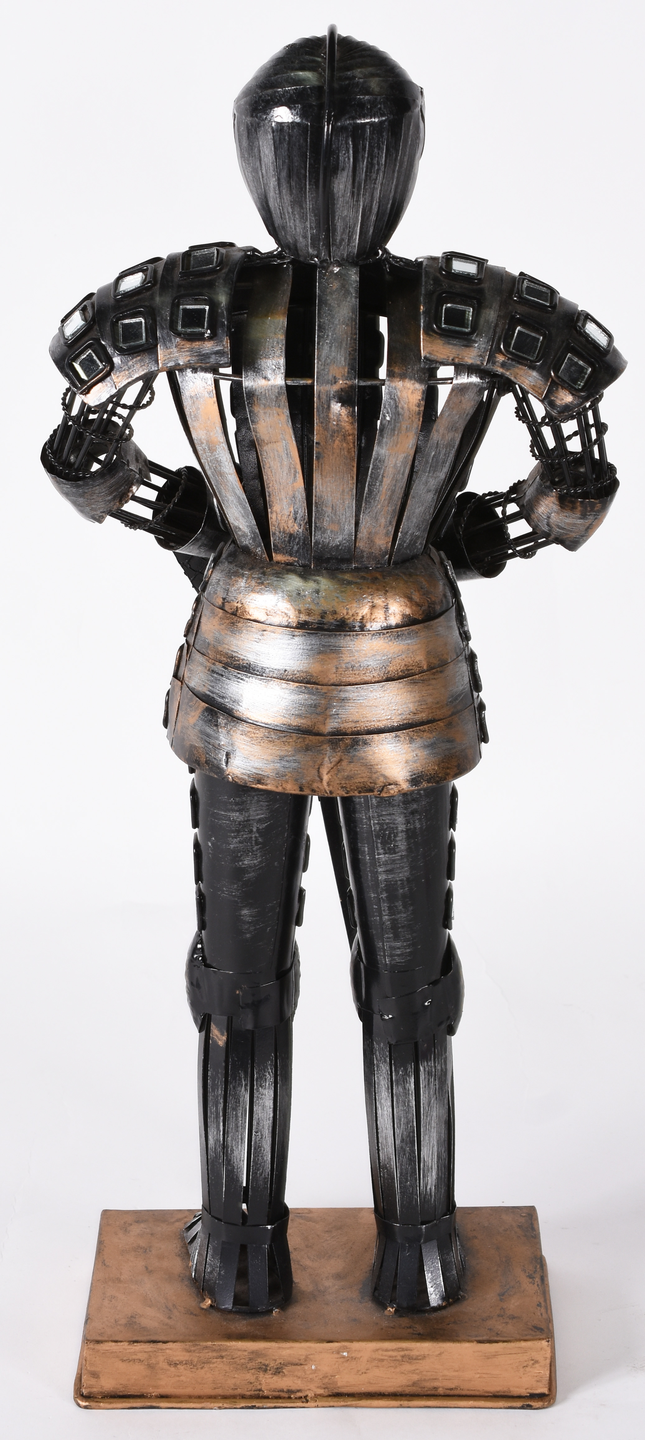Escultura de metal representando guerreiro . - foto 3 de 3