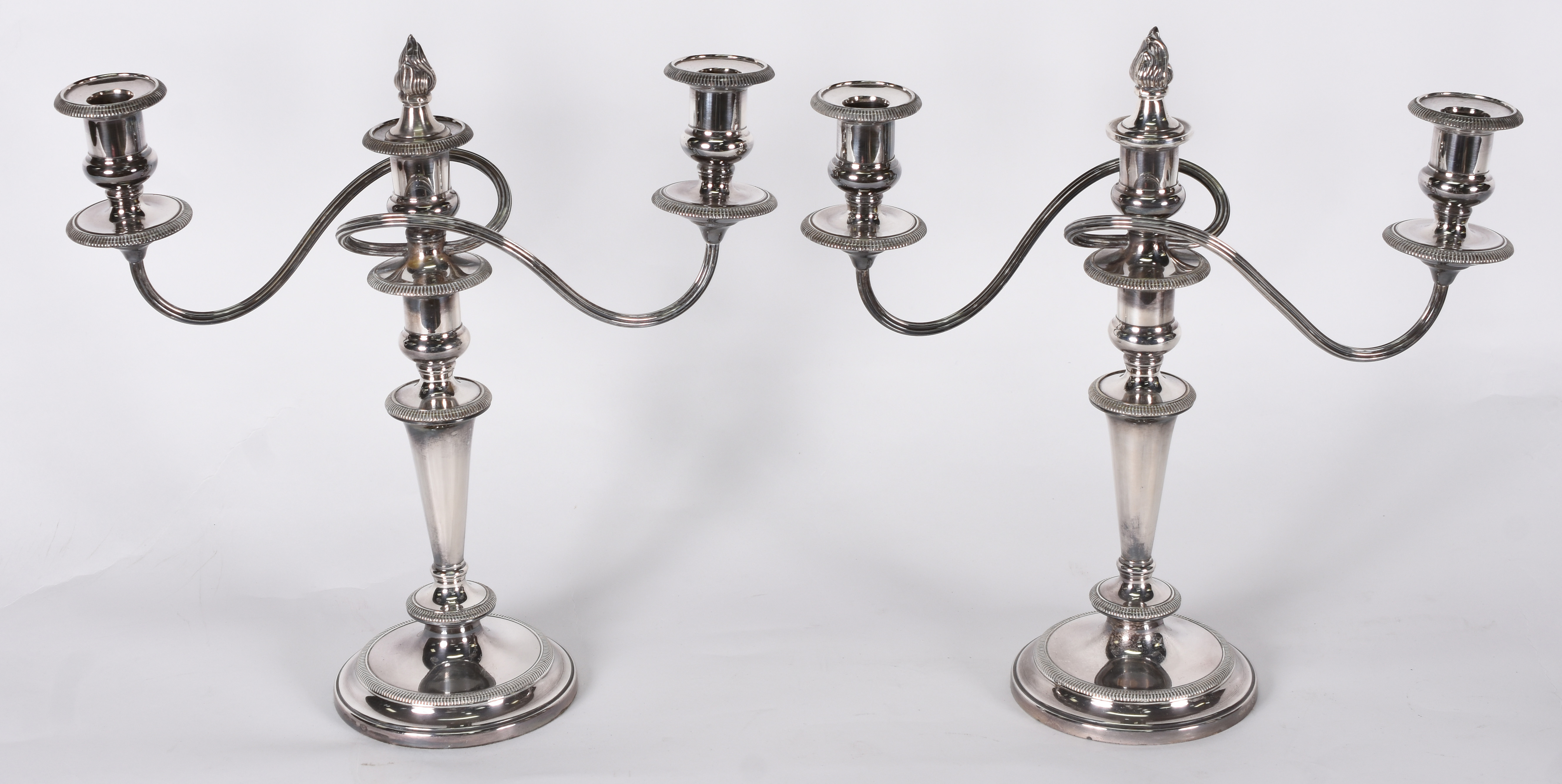 Par de candelabros de metal Inglês para 3 velas cada . (faltando uma... - foto 1 de 5