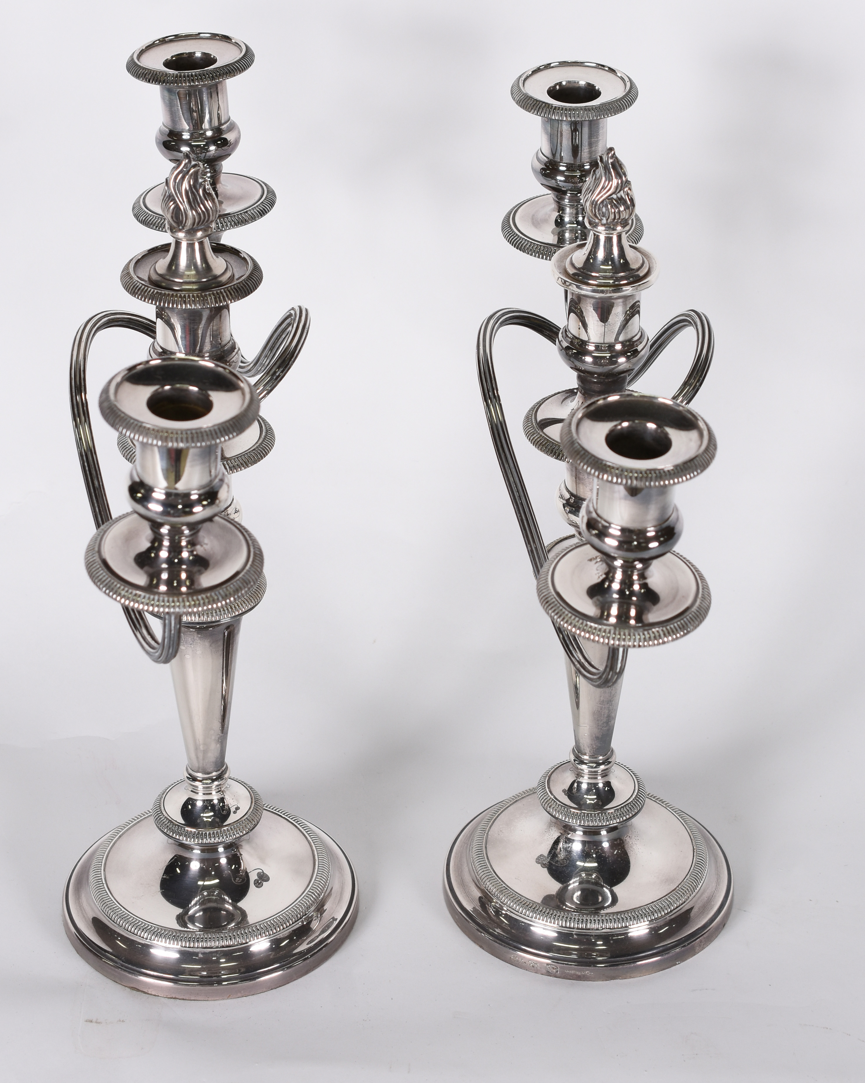 Par de candelabros de metal Inglês para 3 velas cada . (faltando uma... - foto 2 de 5