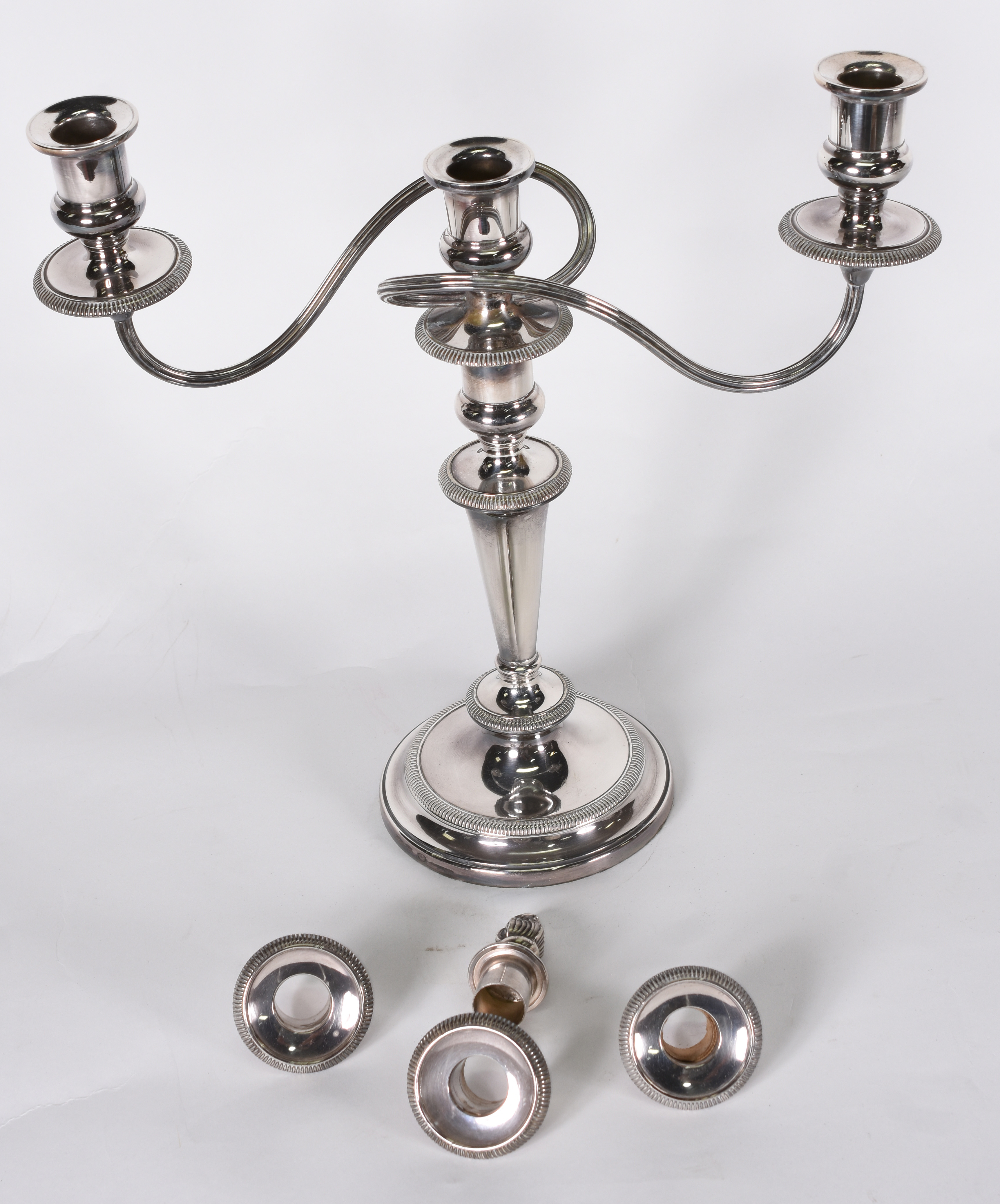 Par de candelabros de metal Inglês para 3 velas cada . (faltando uma... - foto 3 de 5
