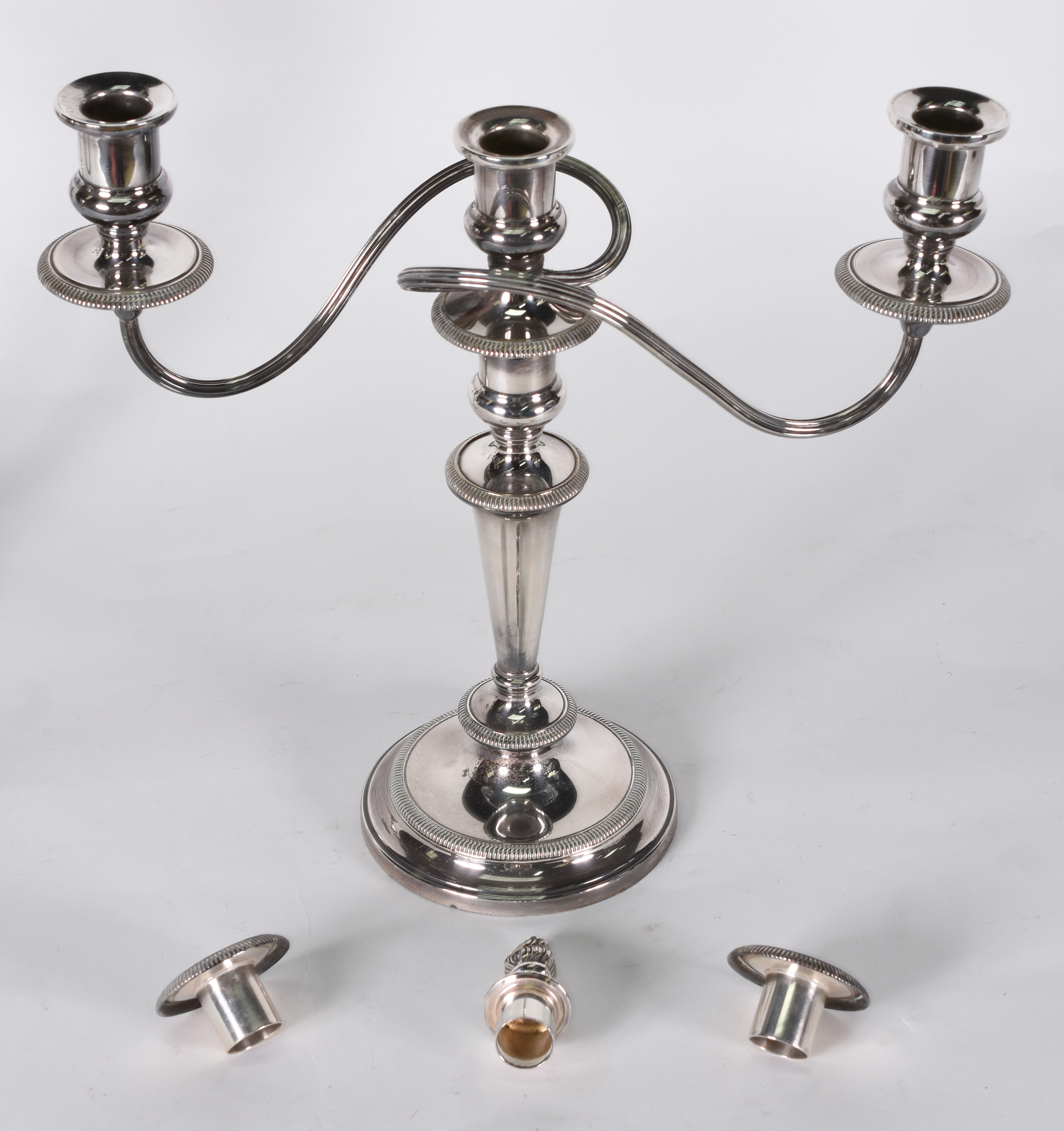 Par de candelabros de metal Inglês para 3 velas cada . (faltando uma... - foto 4 de 5