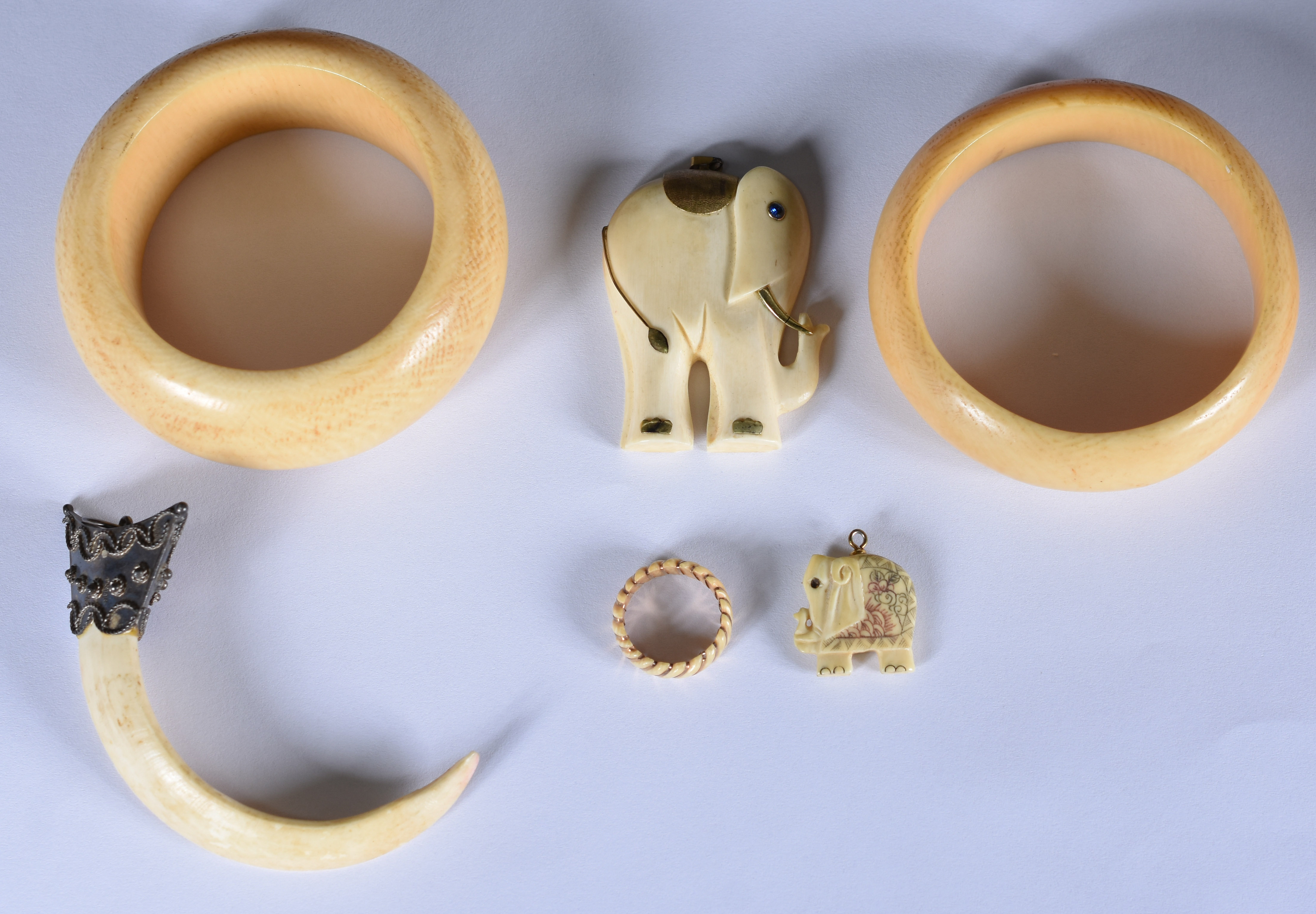 Seis peças de marfim sendo, 2 pulseiras , 3 pingentes e anel . Aro 13... - foto 1 de 4