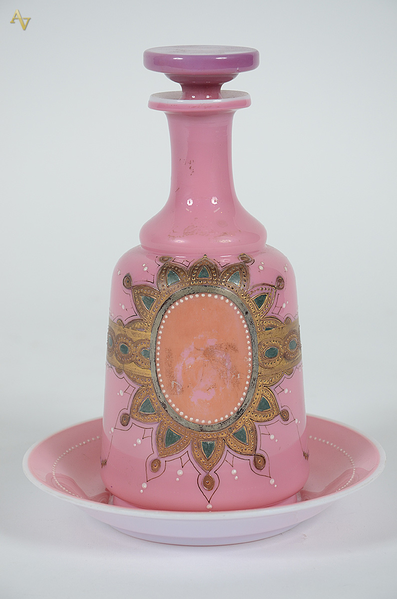 Verre d´eau de opalina francesa na cor rosa e guirlanda em policromia... - foto 1 de 2