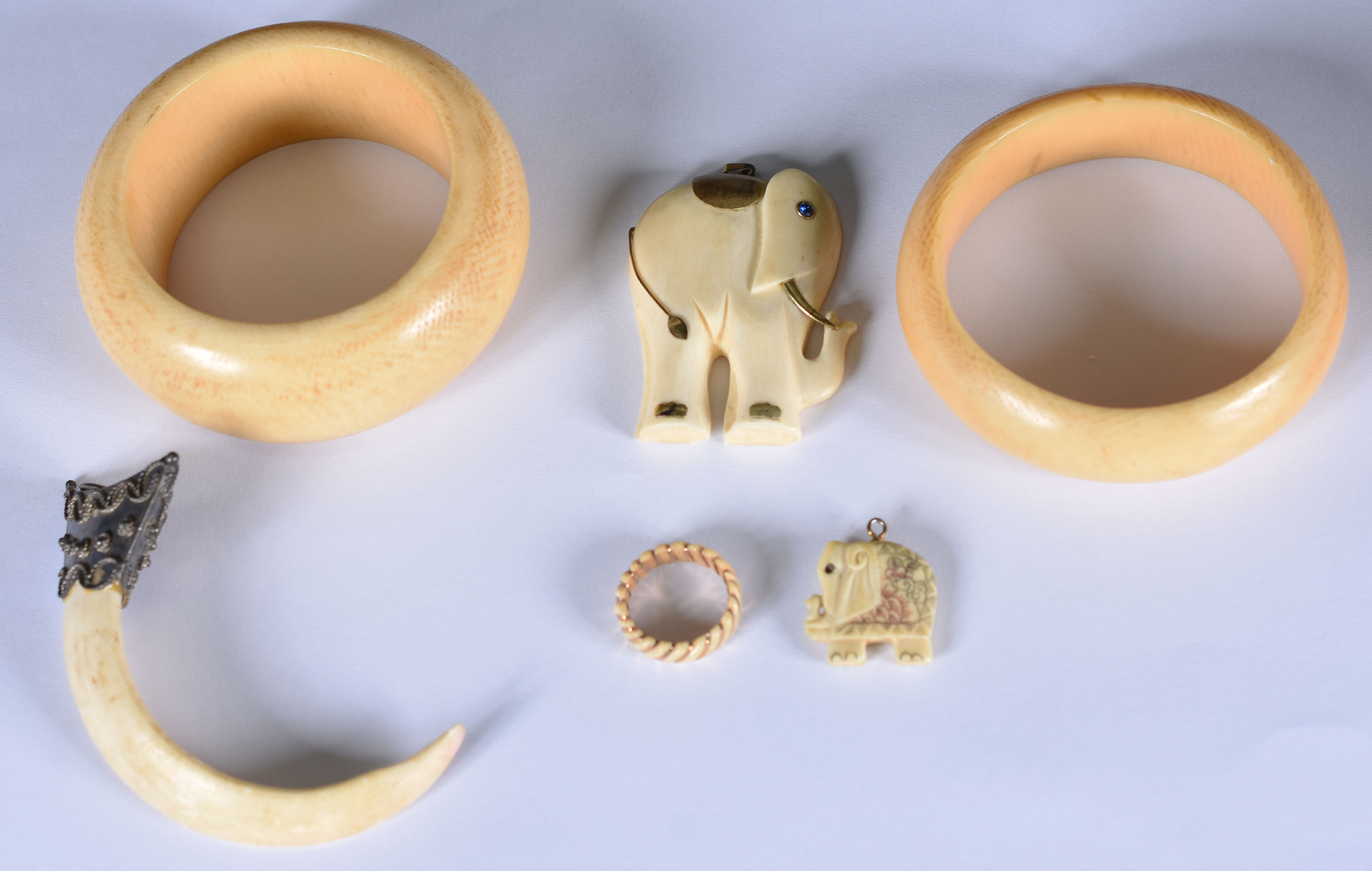 Seis peças de marfim sendo, 2 pulseiras , 3 pingentes e anel . Aro 13... - foto 2 de 4