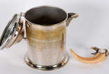 Jarra de metal prateado com pega na forma de pr... - Jarra de metal prateado com pega na forma de presa animal , ( alça solta, pedaço da ponta colada e metal com desgastes).
