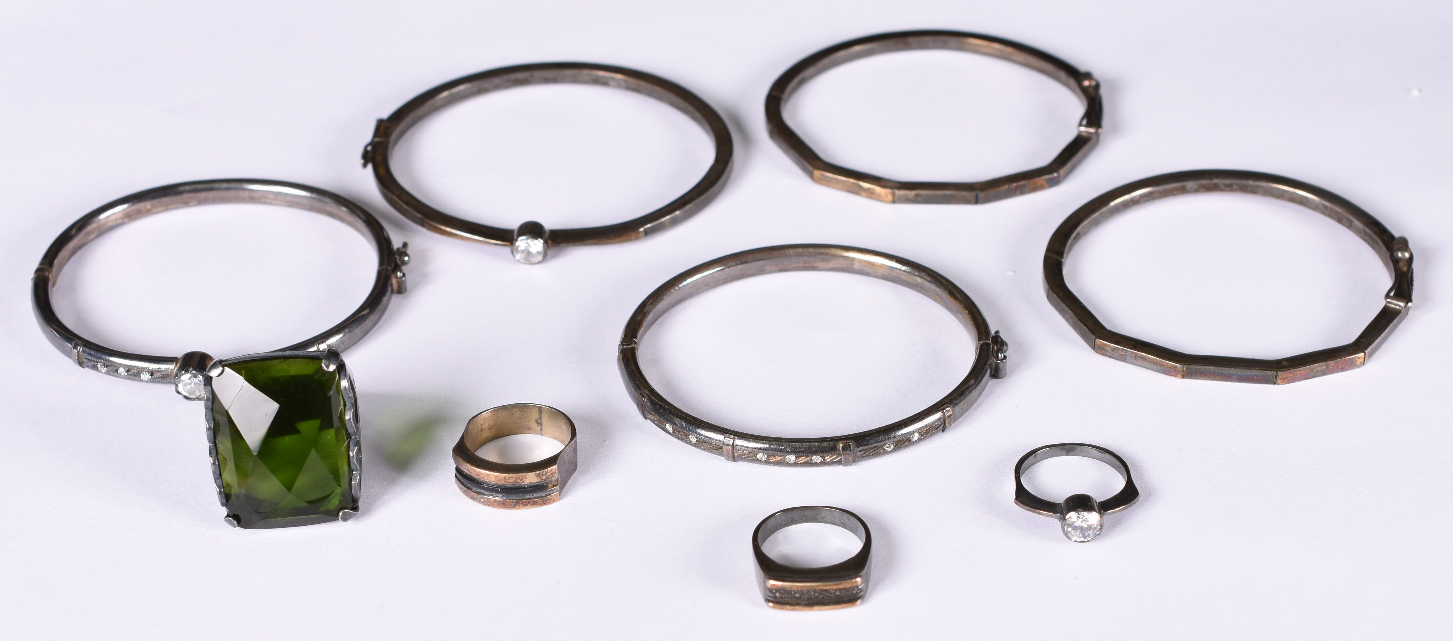 Cinco pulseiras , anel com pedra verde , aro 17 e 3 anéis , aro 15 de... - foto 1 de 4