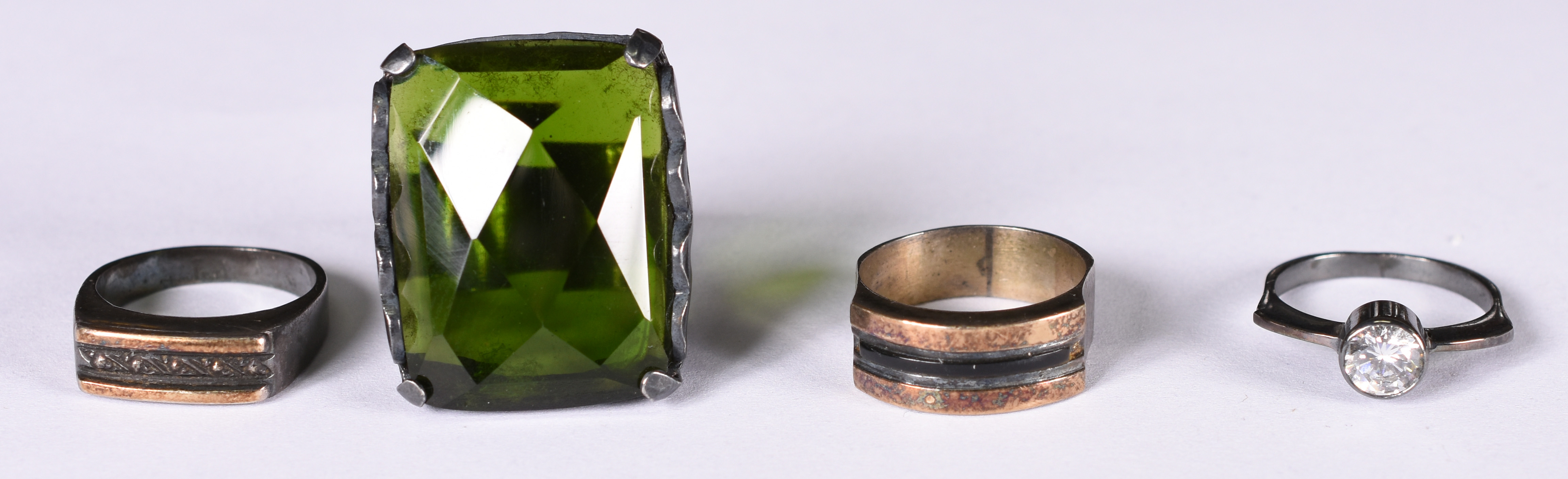 Cinco pulseiras , anel com pedra verde , aro 17 e 3 anéis , aro 15 de... - foto 2 de 4