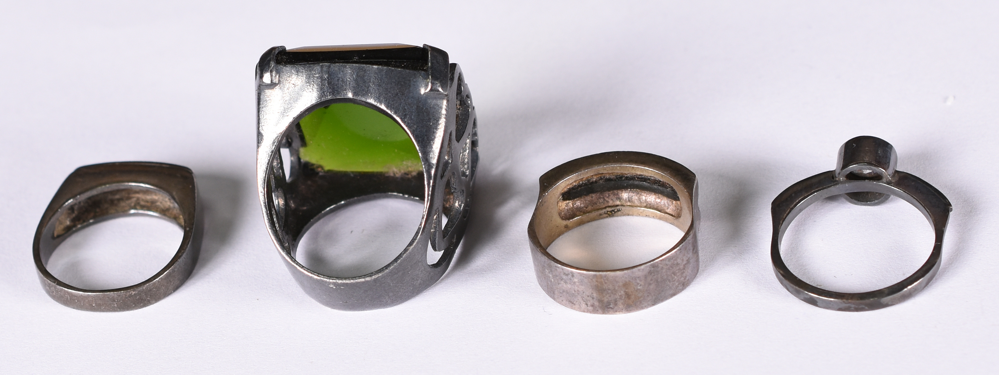 Cinco pulseiras , anel com pedra verde , aro 17 e 3 anéis , aro 15 de... - foto 3 de 4