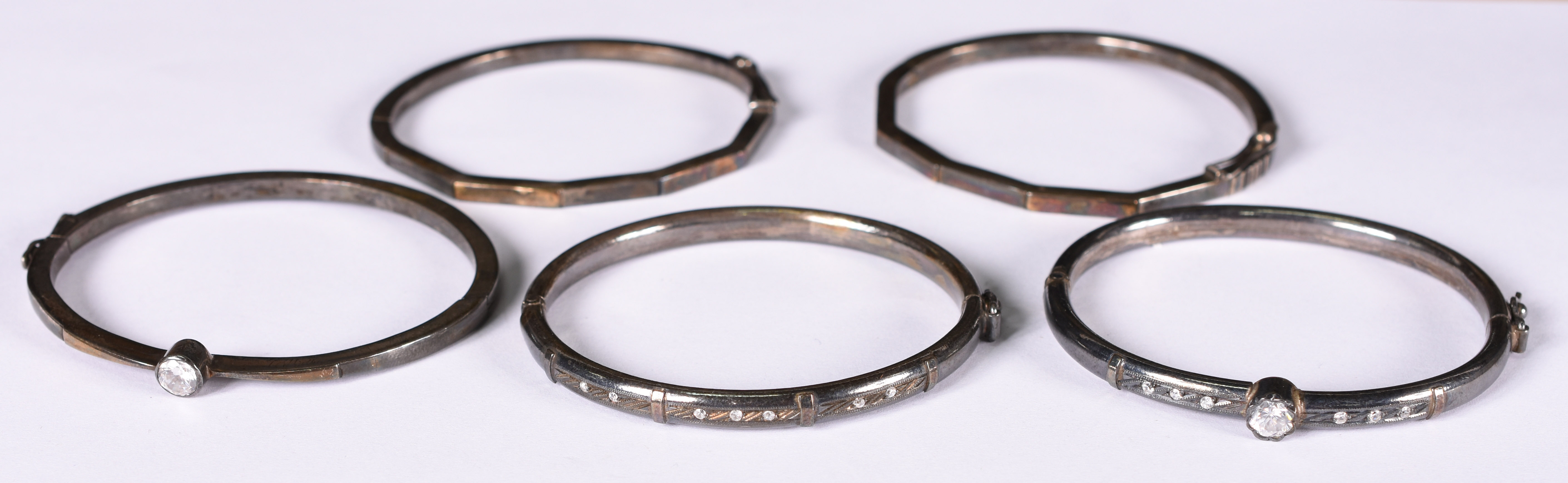 Cinco pulseiras , anel com pedra verde , aro 17 e 3 anéis , aro 15 de... - foto 4 de 4