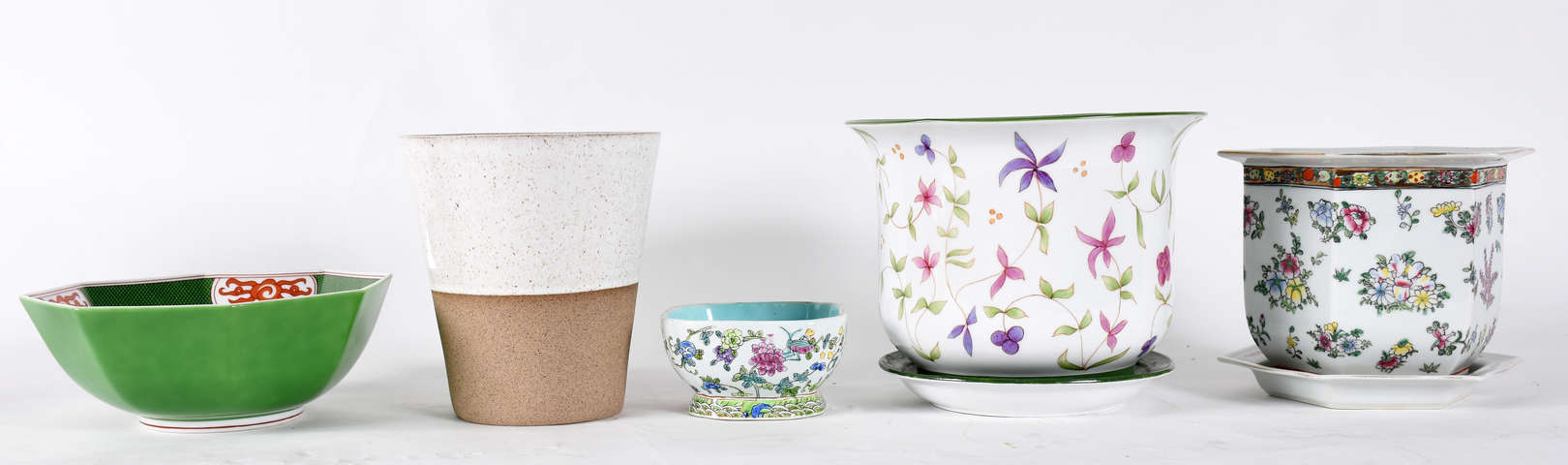 Cinco peças de porcelana sendo, 2 cachepots com prato , vaso , e 2... - foto 1 de 5