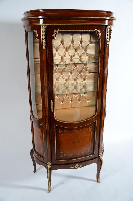 Vitrine estilo francês feitio bombé em madeira filetada, fundo em...