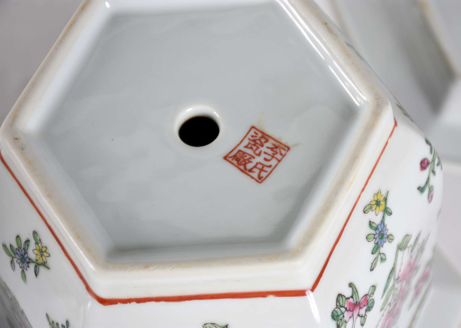 Cinco peças de porcelana sendo, 2 cachepots com prato , vaso , e 2... - foto 5 de 5