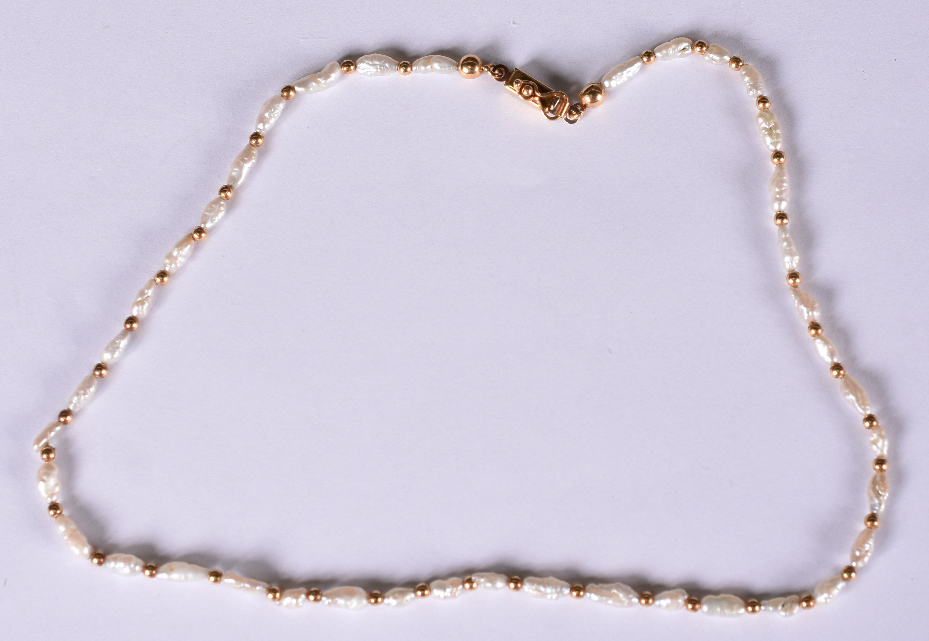 Colar de pérolas grão de arroz com fecho e esferas divisórias em ouro... - foto 1 de 3