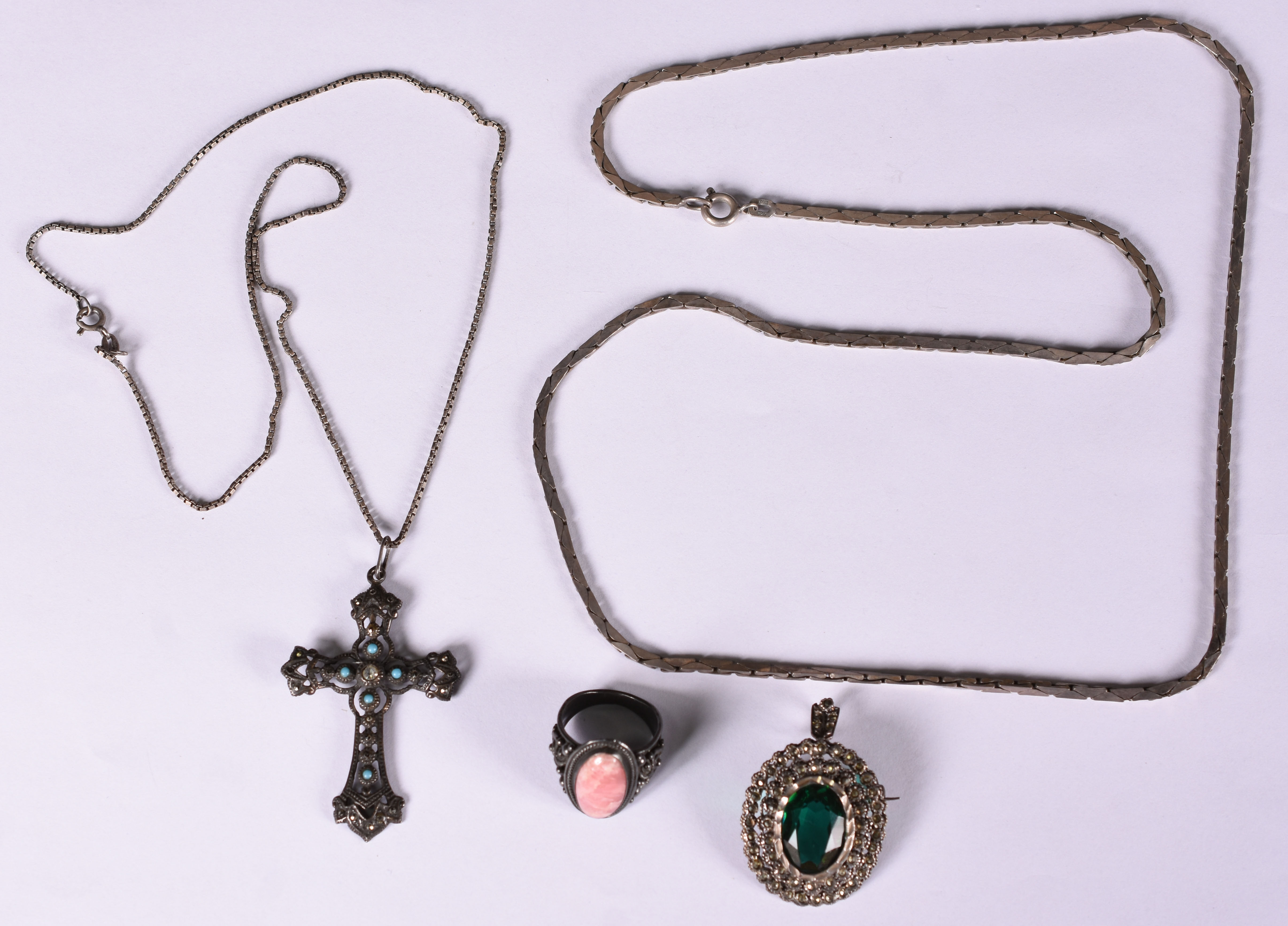 Quatro peças sendo, cordão de prata 925, crucifixo de marcassita... - foto 1 de 8