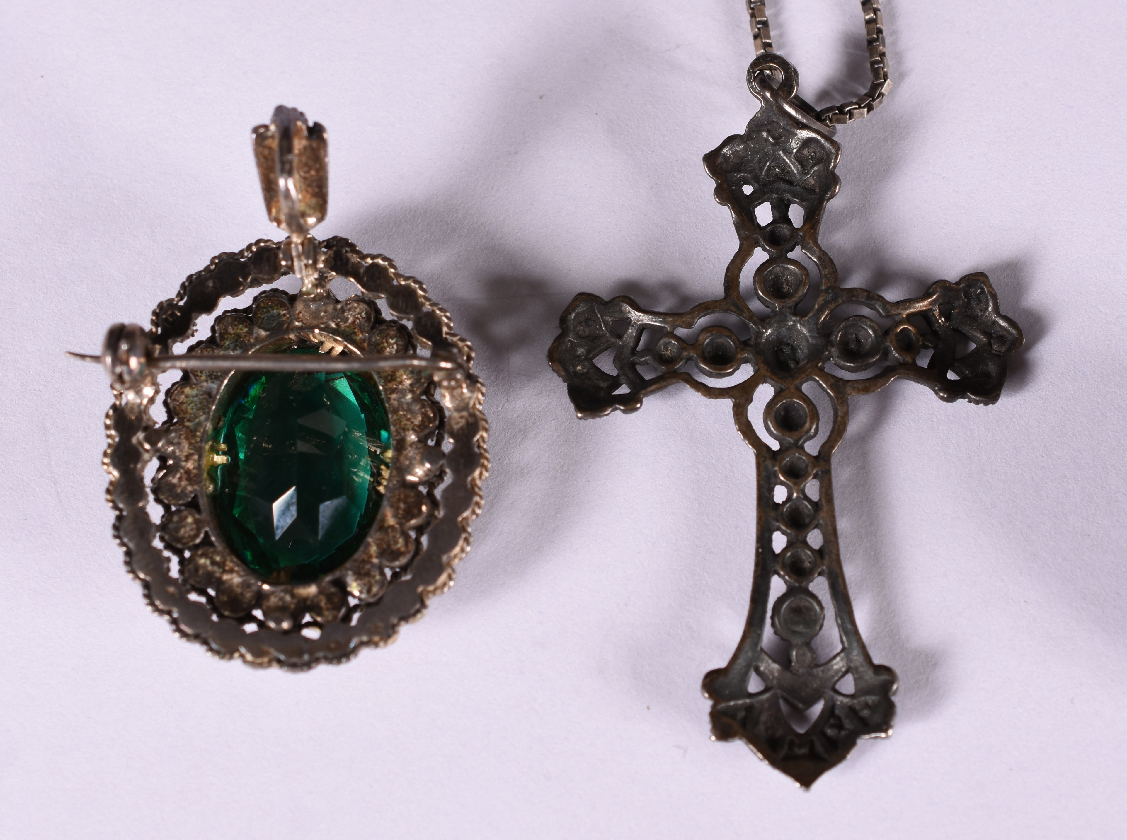 Quatro peças sendo, cordão de prata 925, crucifixo de marcassita... - foto 4 de 8
