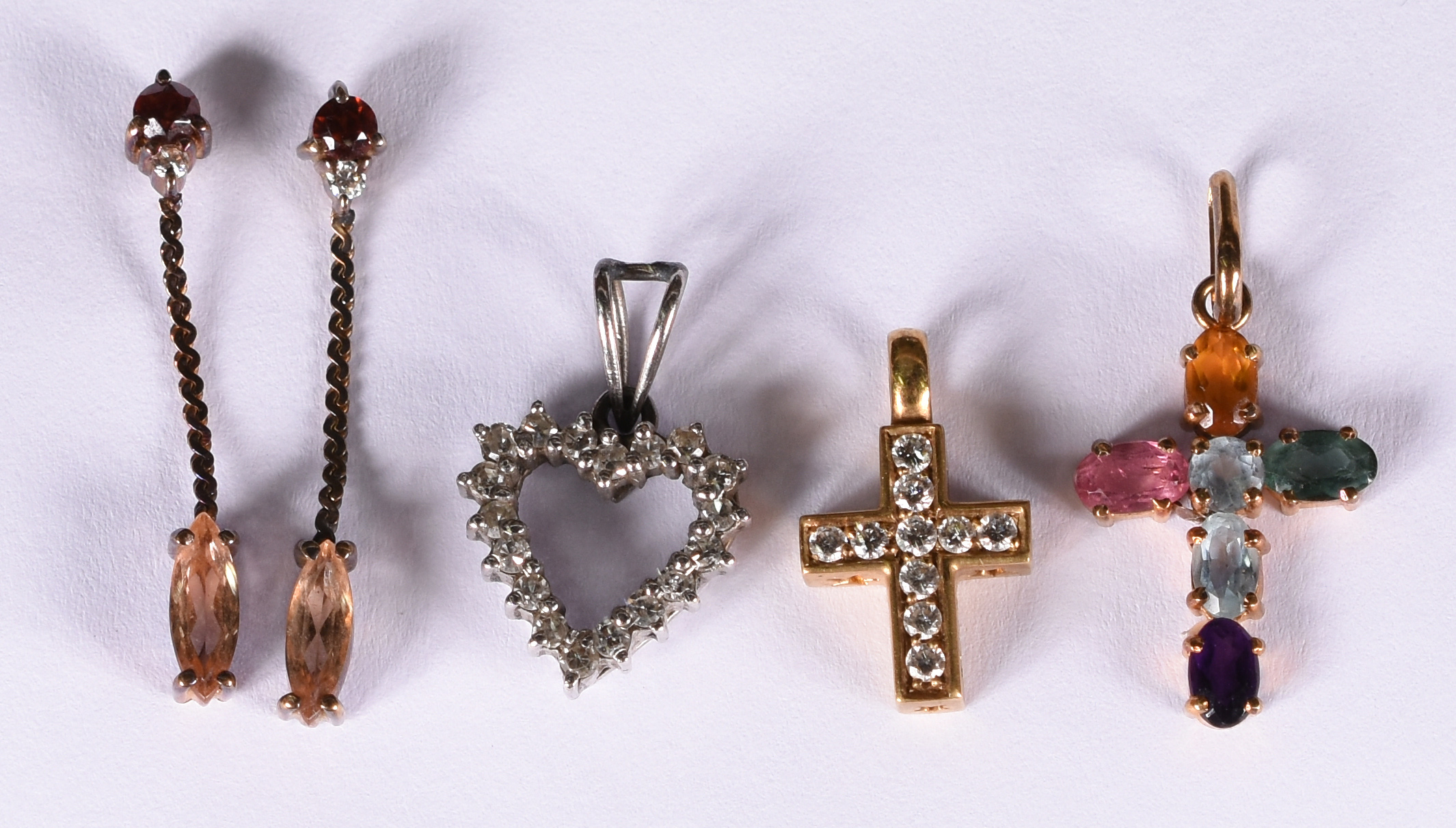 Diversas peças sendo, crucifixo em ouro com brilhante , coração de... - foto 1 de 2