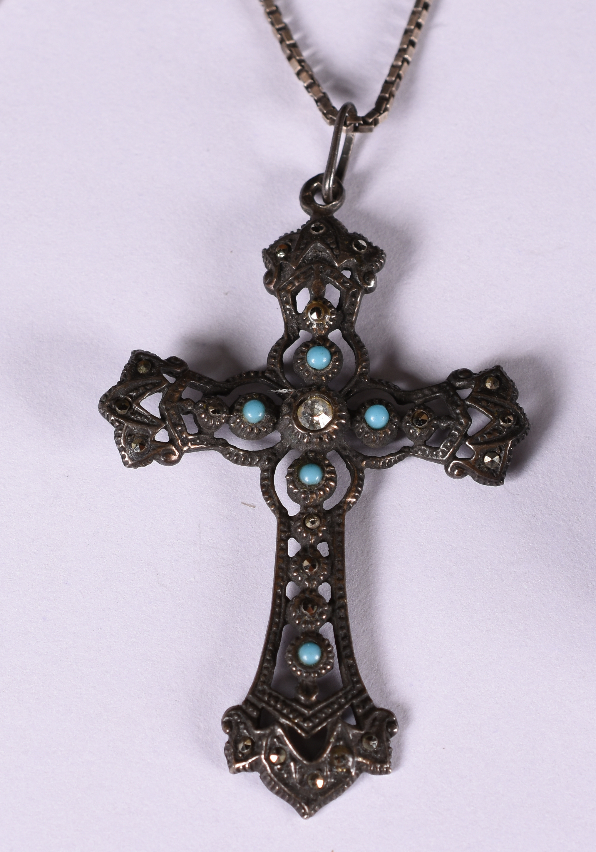 Quatro peças sendo, cordão de prata 925, crucifixo de marcassita... - foto 2 de 8