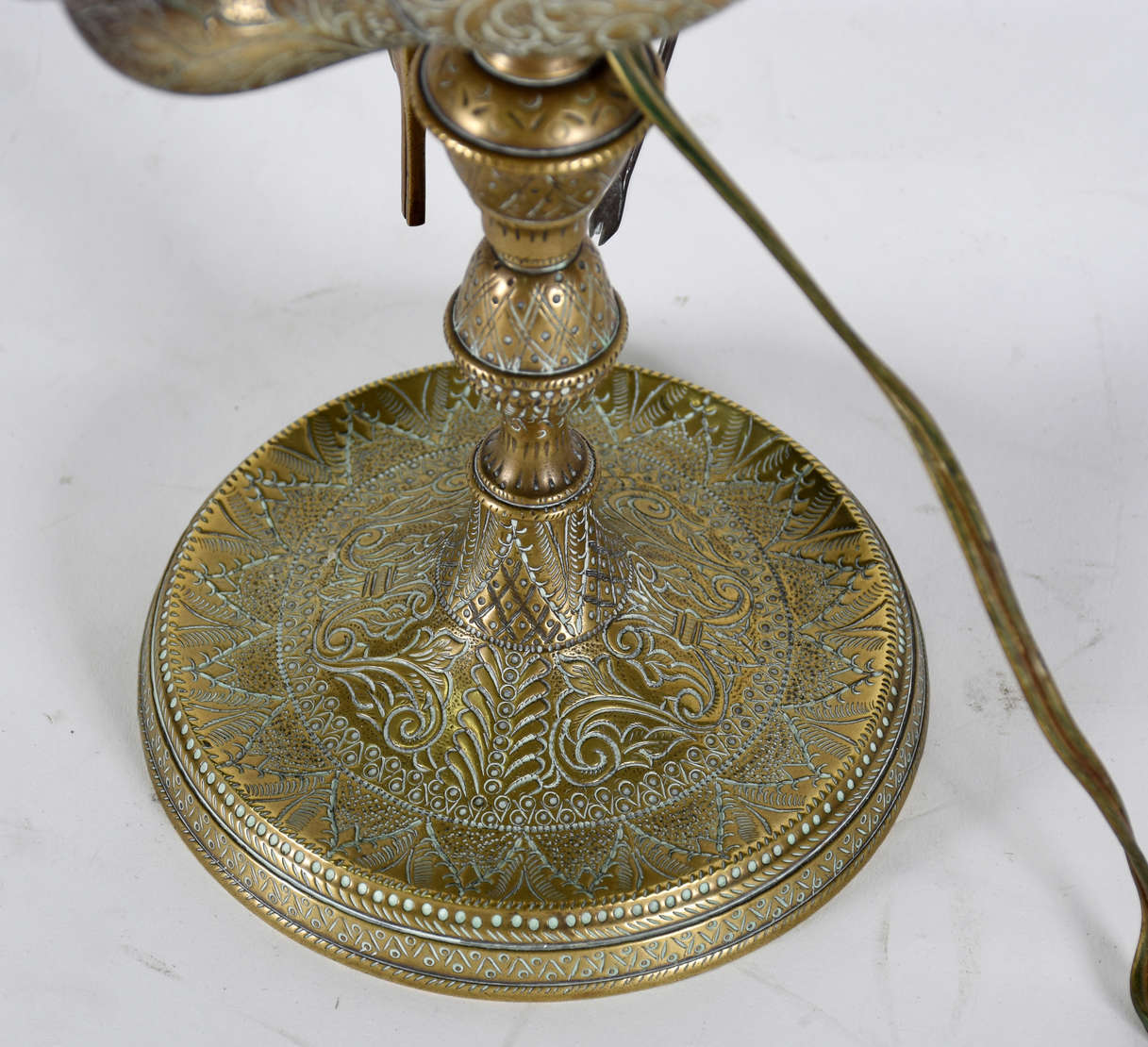 Lamparina oriental de metal dourado . - foto 3 de 4
