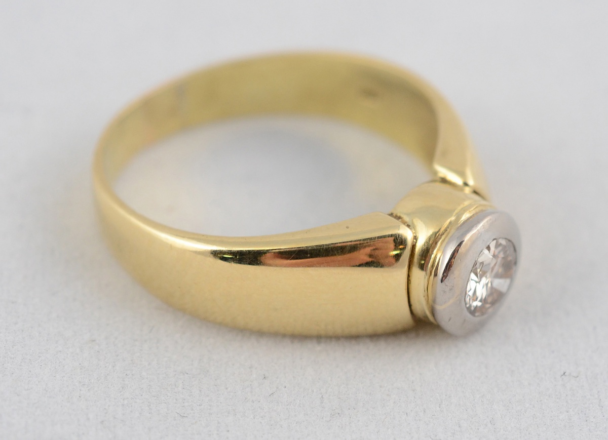 Anel em ouro 18 k com aproximadamente 0.70 ct de brilhantes. Peso... - foto 1 de 2