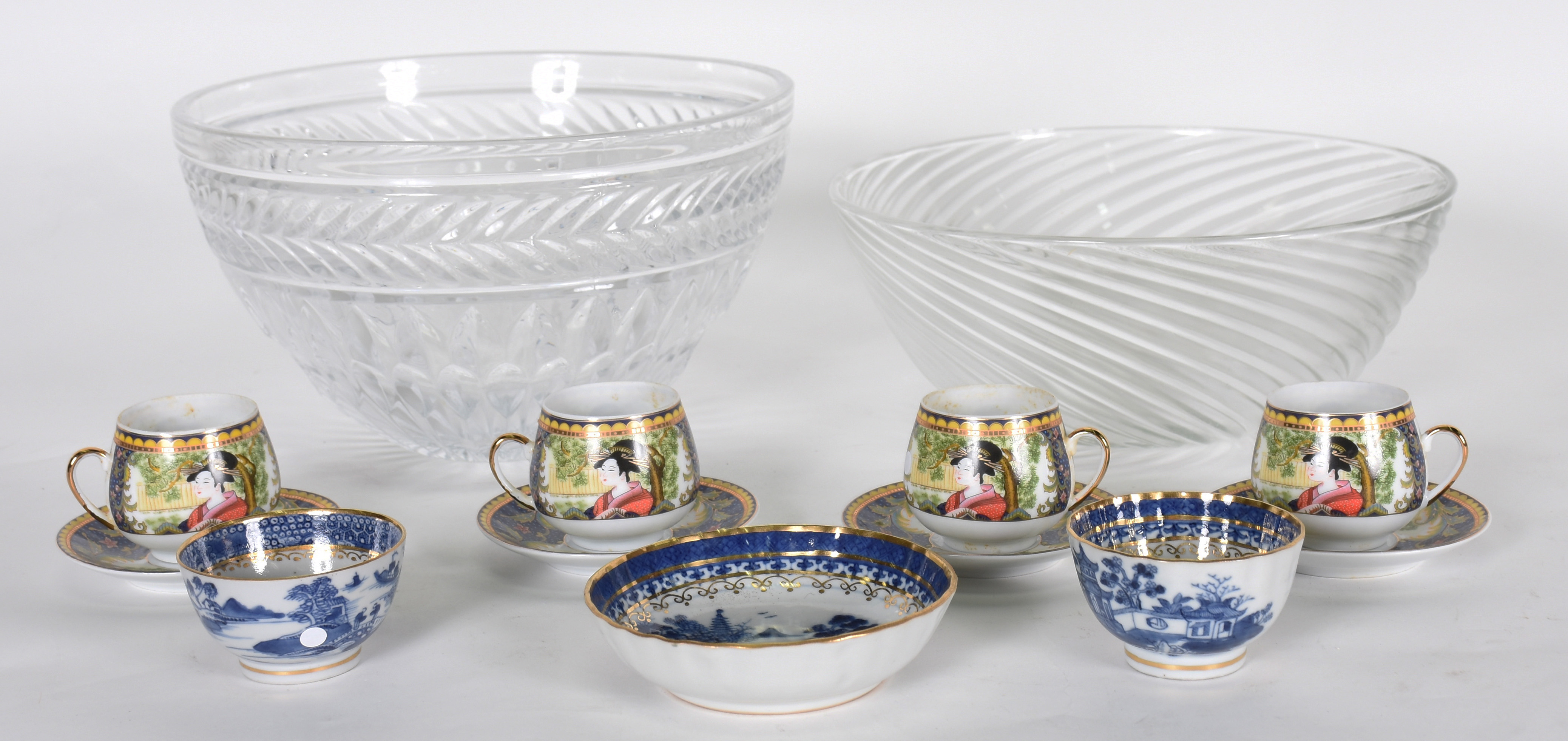 Diversas peças sendo , Dois bowls , 1 de cristal e 1 de vidro Francês... - foto 1 de 6