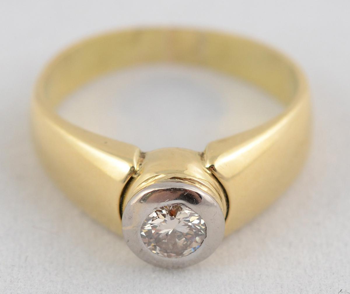 Anel em ouro 18 k com aproximadamente 0.70 ct de brilhantes. Peso... - foto 2 de 2