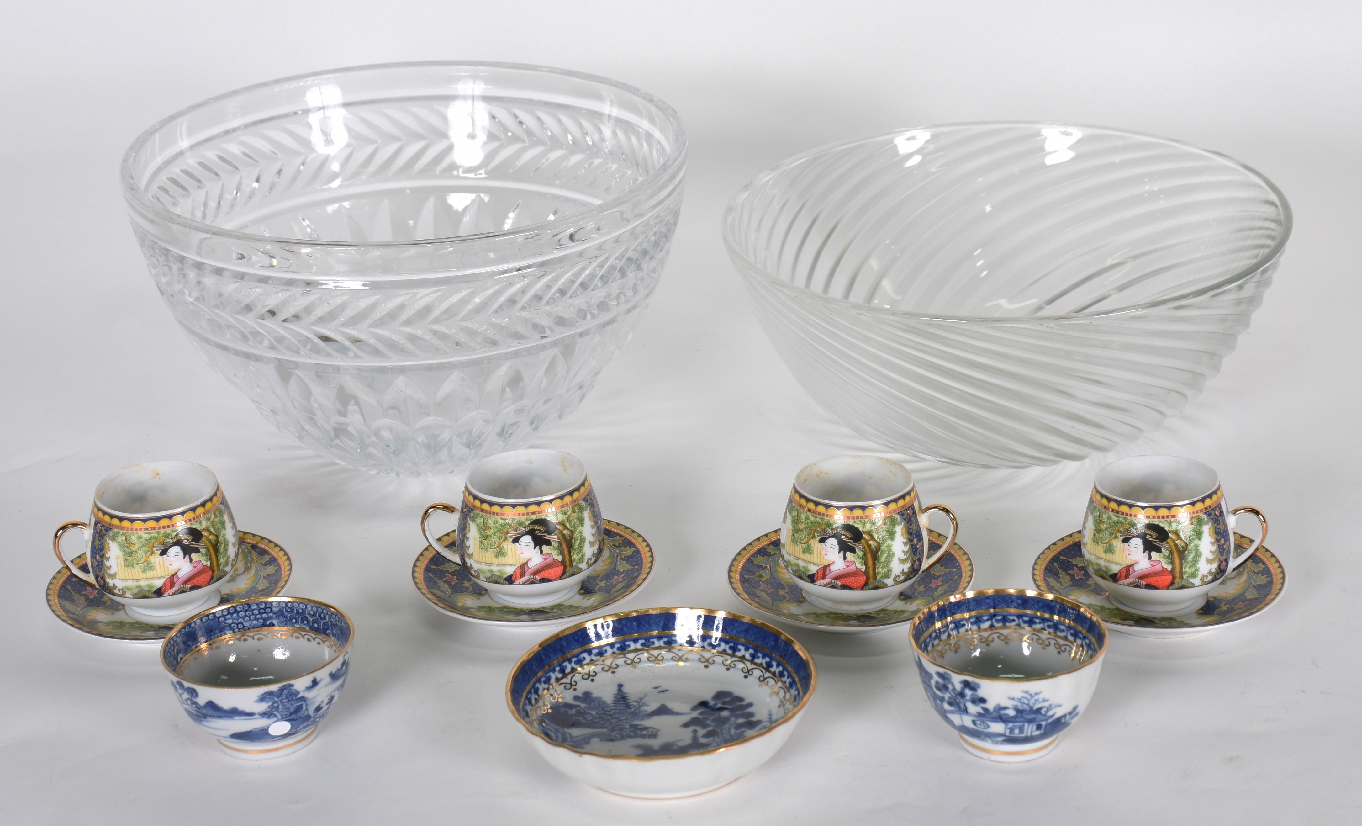 Diversas peças sendo , Dois bowls , 1 de cristal e 1 de vidro Francês... - foto 2 de 6