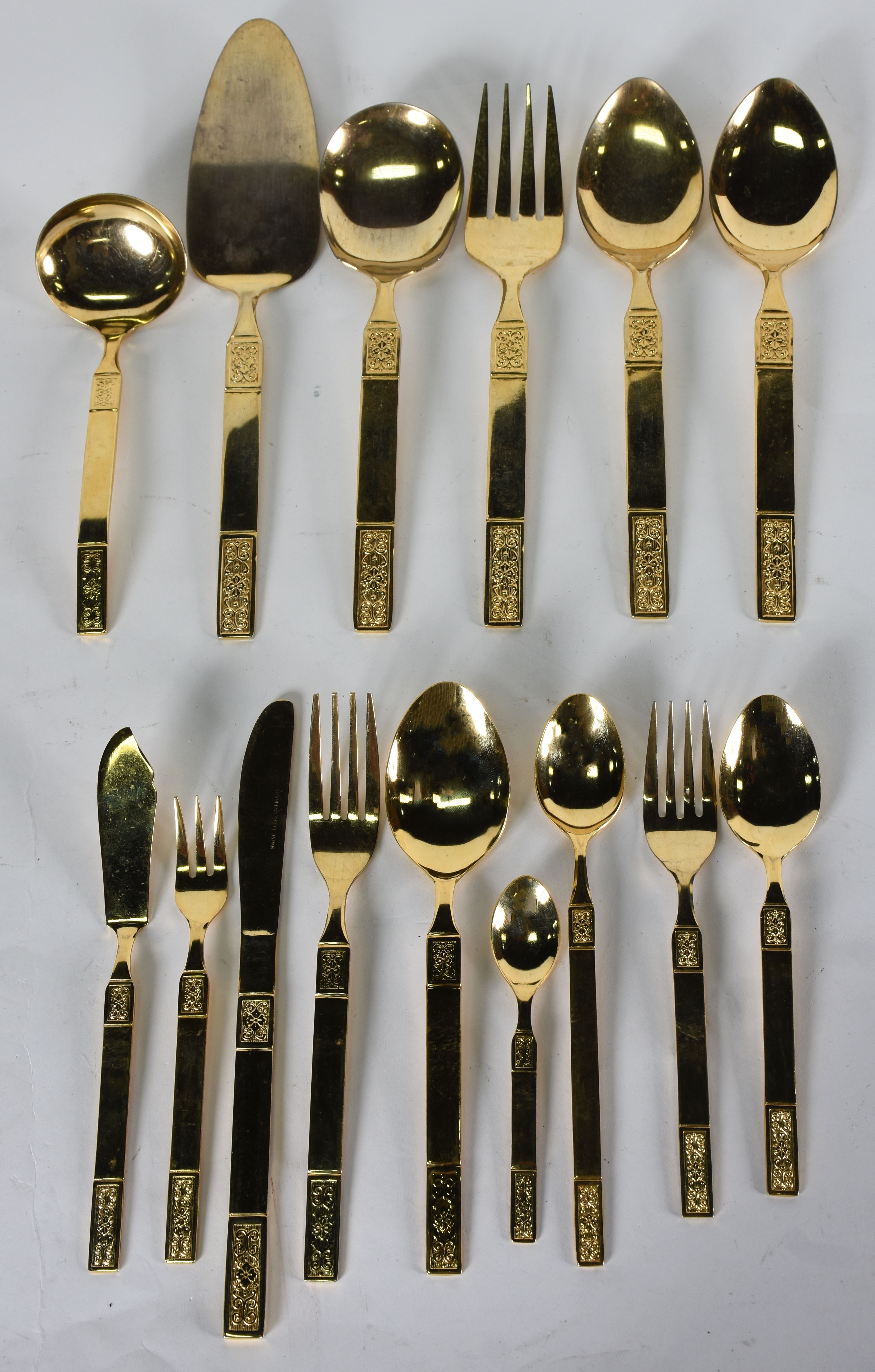 Faqueiro de metal dourado composto de , 8 facas,8 garfos , 7 colheres... - foto 1 de 3