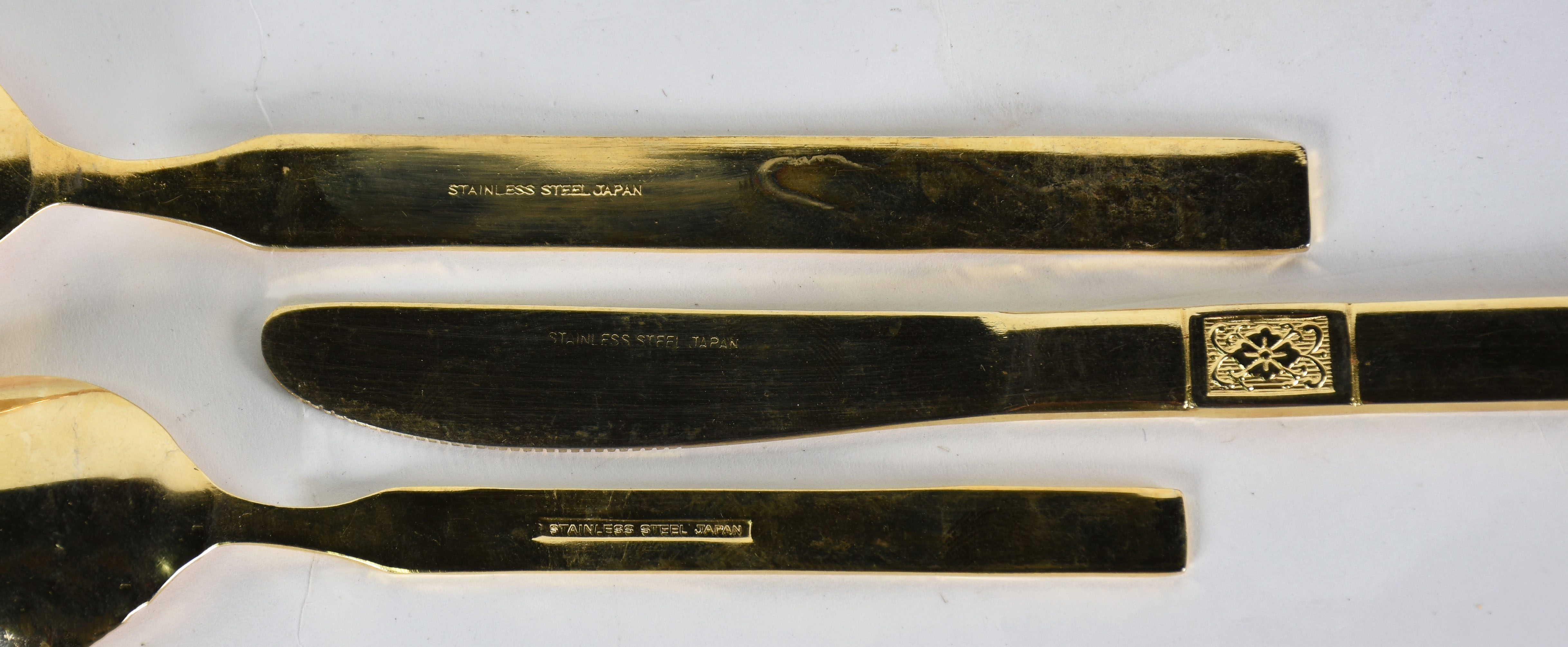 Faqueiro de metal dourado composto de , 8 facas,8 garfos , 7 colheres... - foto 2 de 3