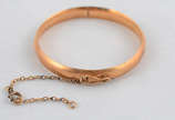 Pulseira escrava em ouro 18 k, contraste europe... - Pulseira escrava em ouro 18 k, contraste europeu. Peso total 7,5 g (com amassados e segurança solta). Diâmetro 5 cm.
