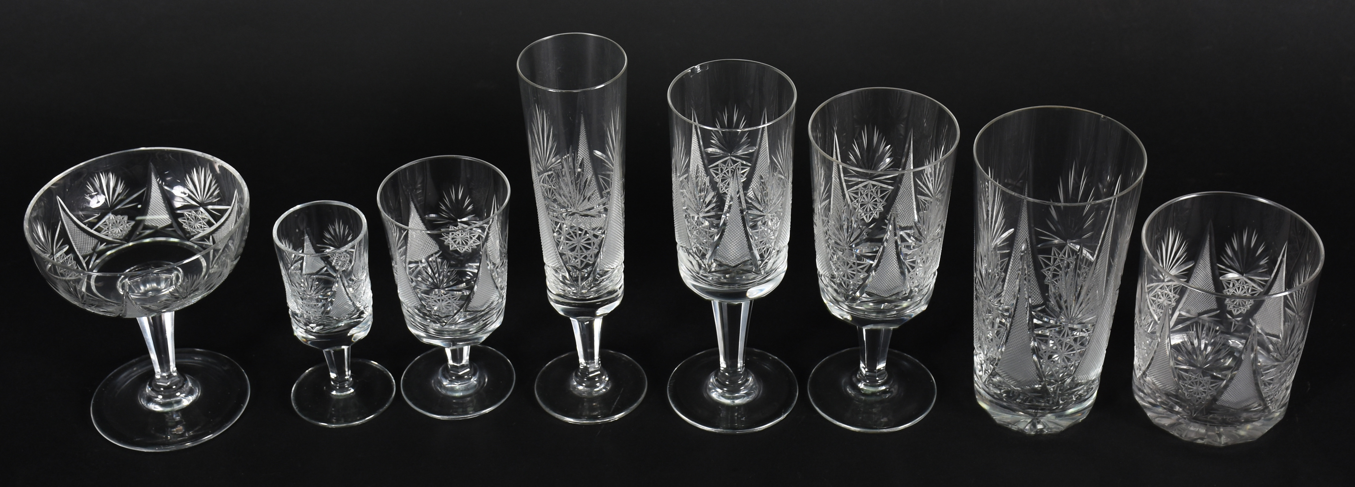 Serviço de cristal lapidado, composto de; 11 copos longos , 8 curtos... - foto 2 de 5
