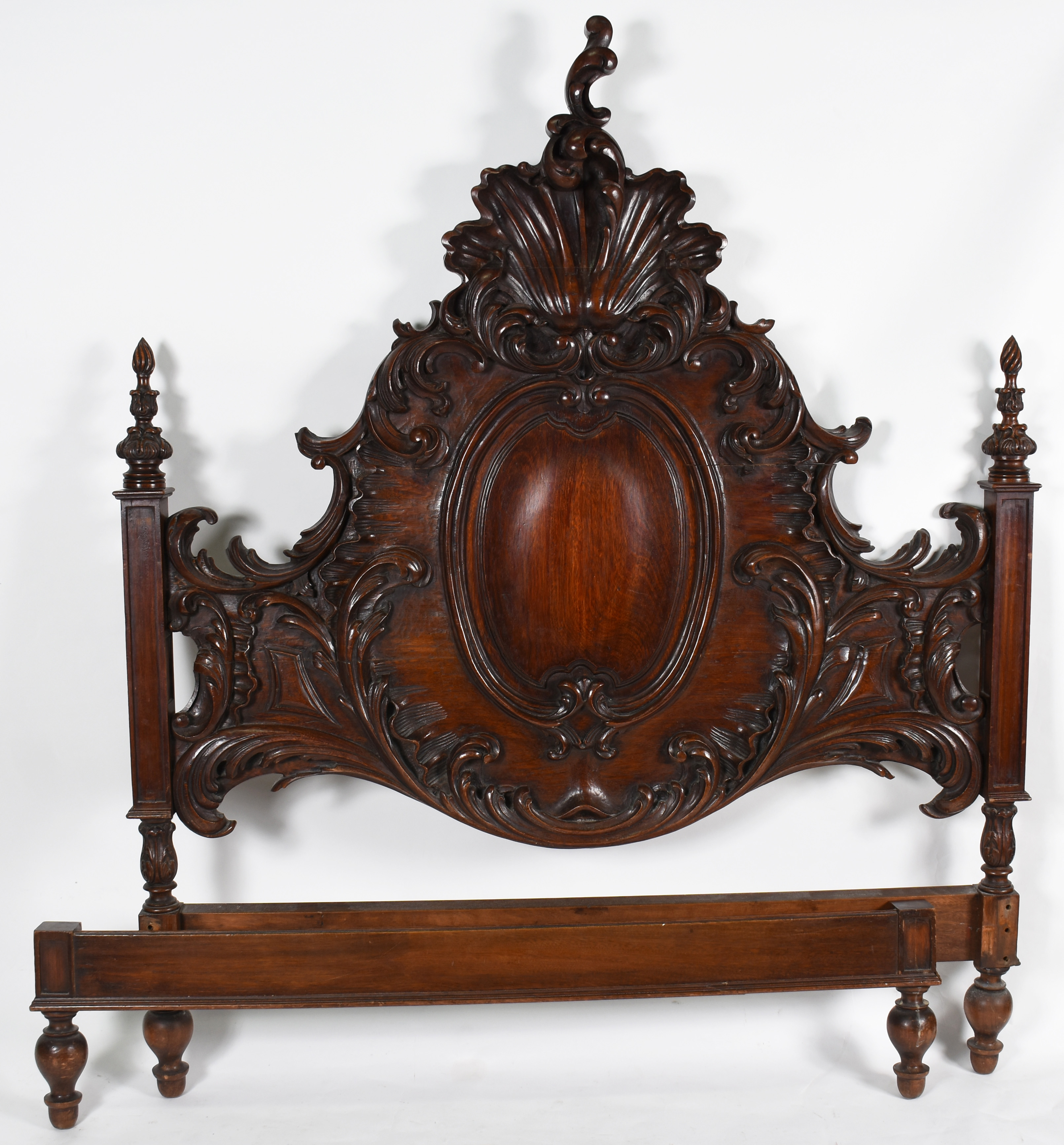 Cama de casal de madeira nobre ricamente entalhada . (Completa com... - foto 1 de 3