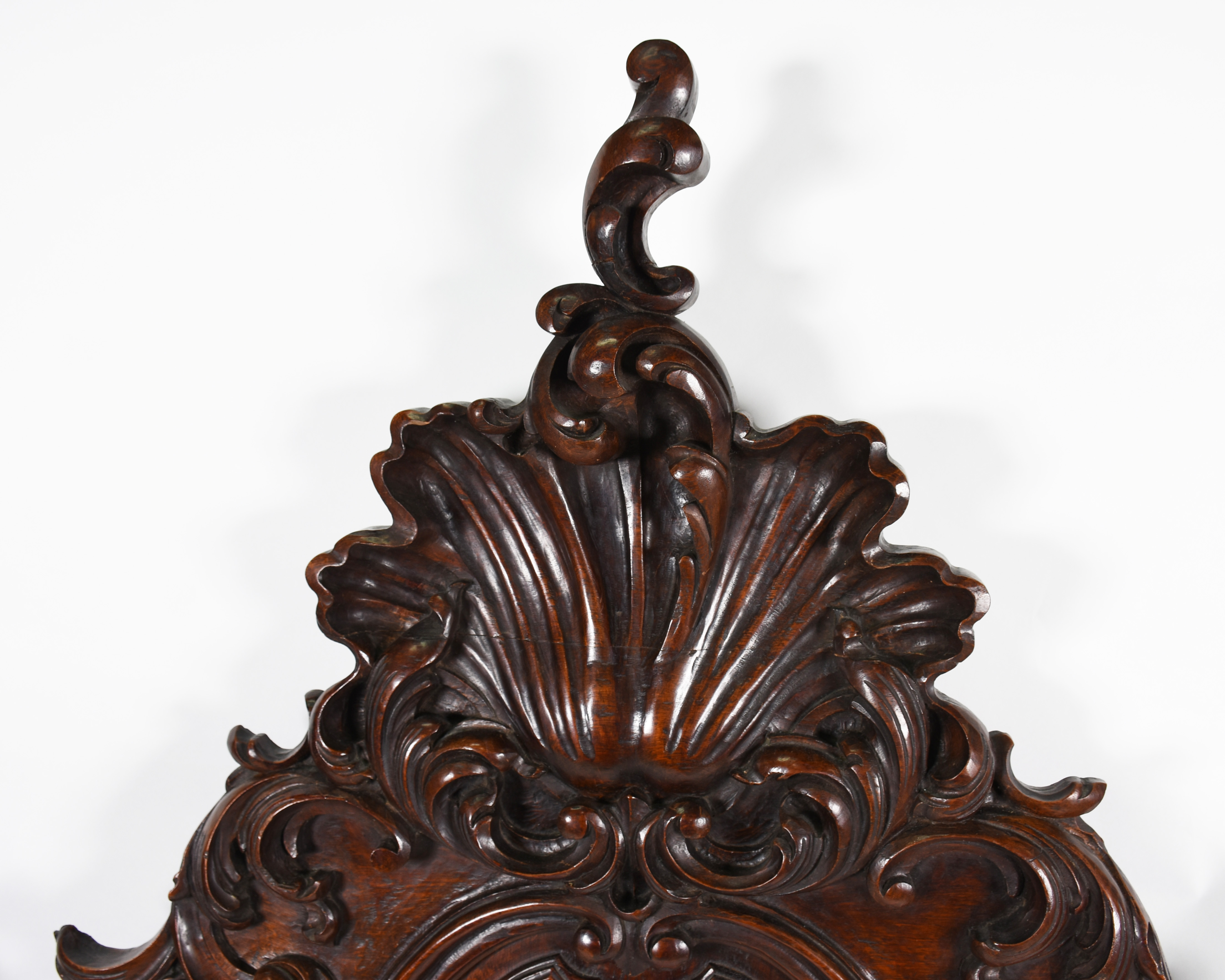 Cama de casal de madeira nobre ricamente entalhada . (Completa com... - foto 2 de 3