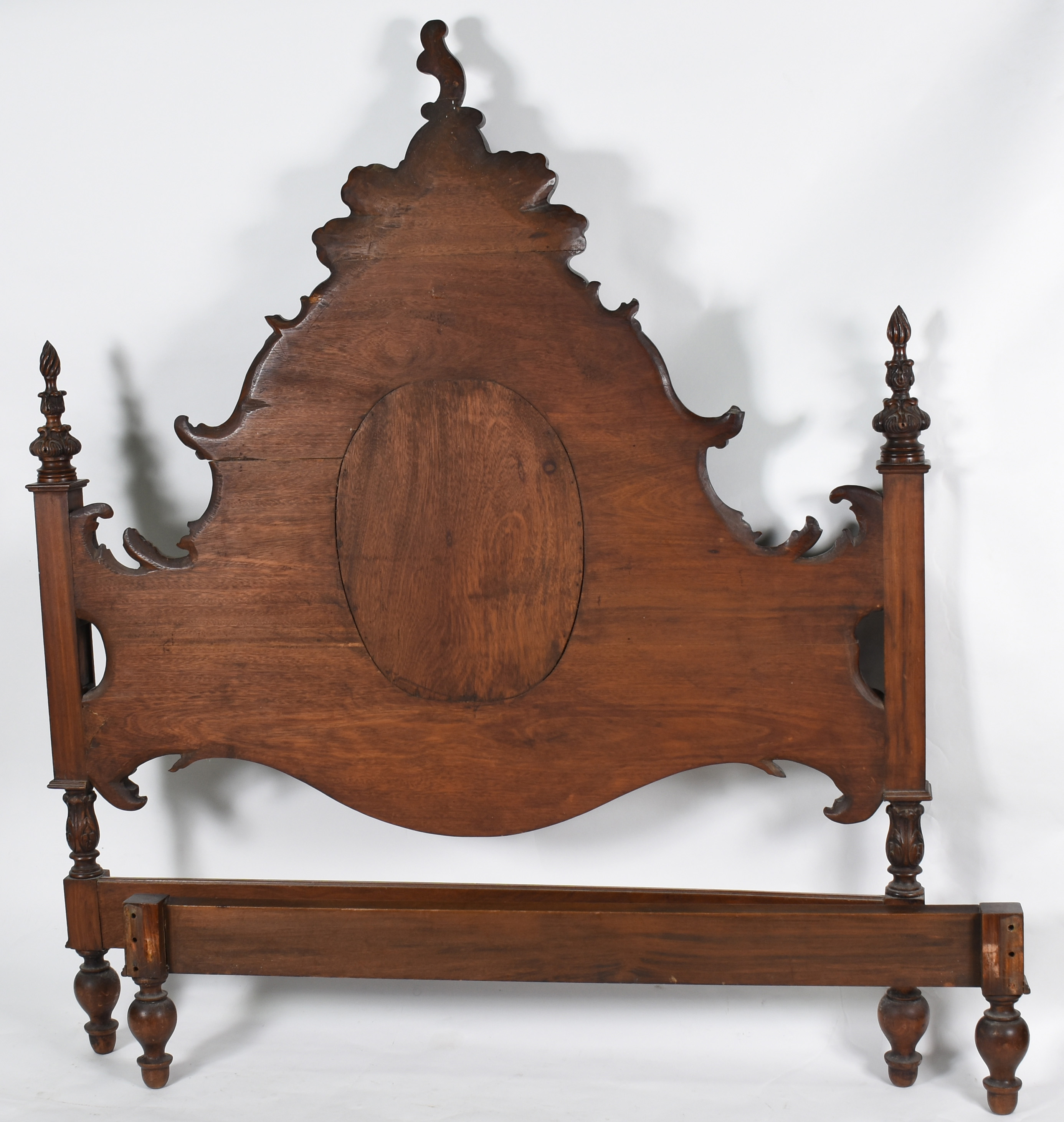 Cama de casal de madeira nobre ricamente entalhada . (Completa com... - foto 3 de 3