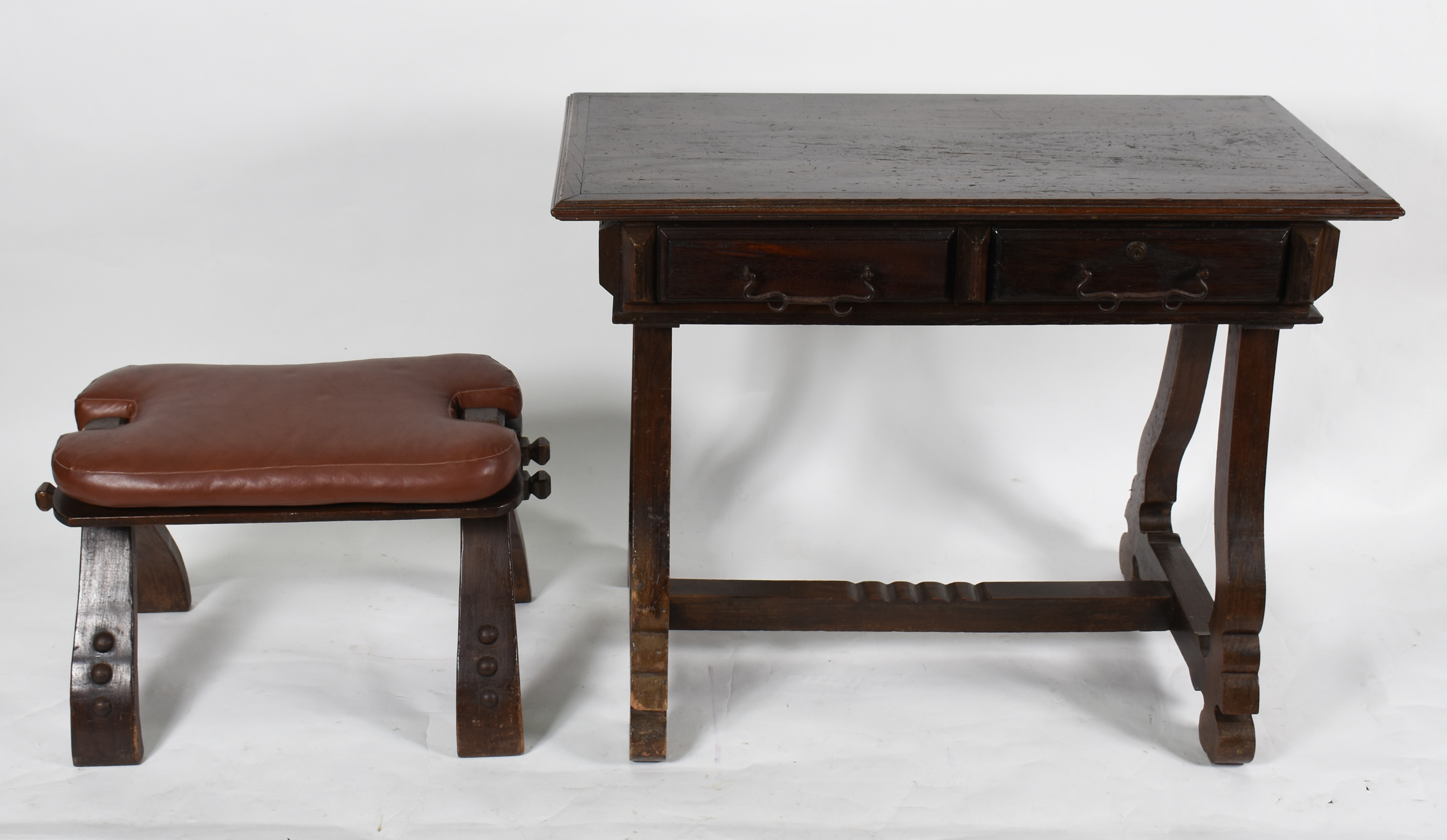 Mesa para escritório de madeira nobre, duas gavetas, estilo colonial... - foto 2 de 5