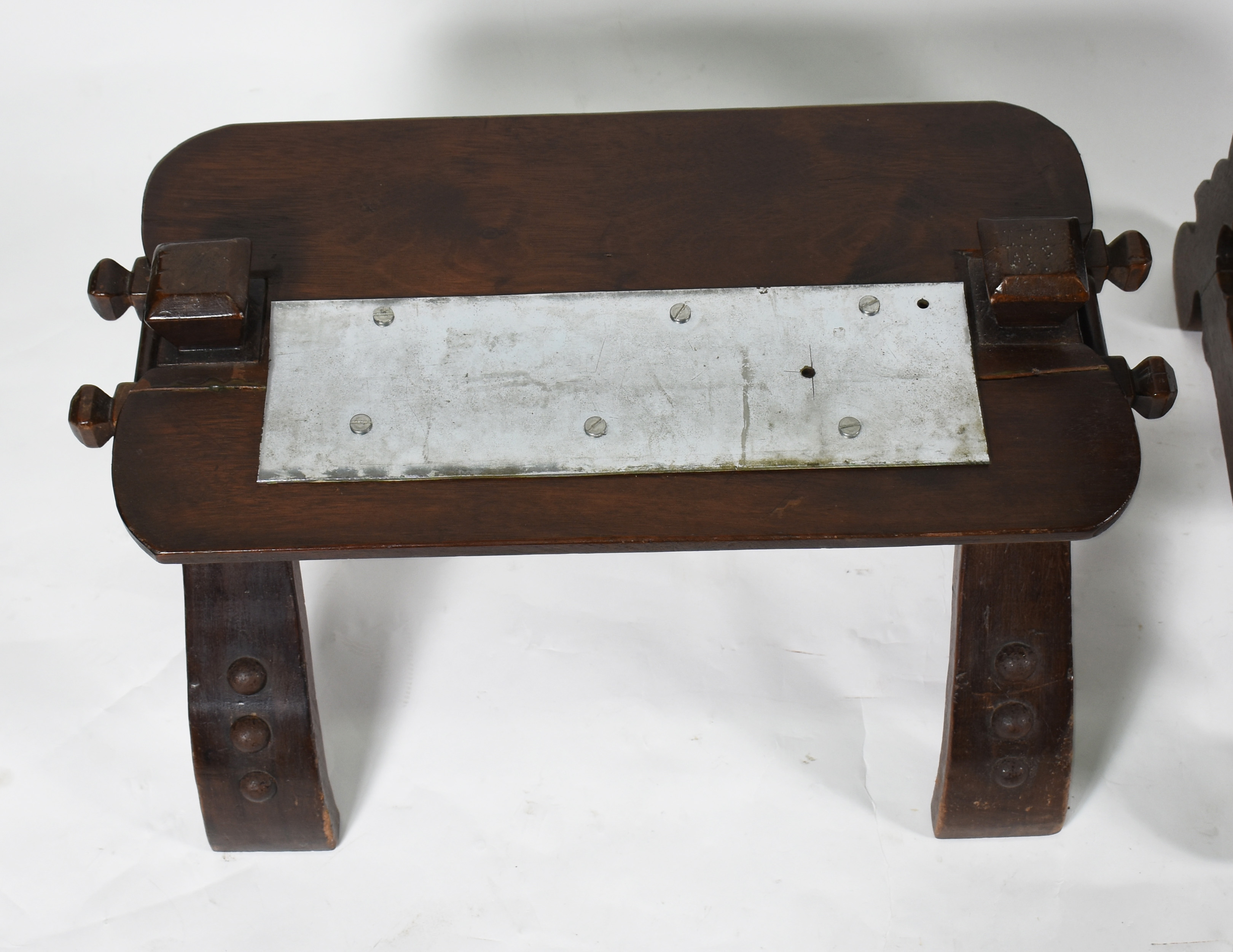 Mesa para escritório de madeira nobre, duas gavetas, estilo colonial... - foto 3 de 5