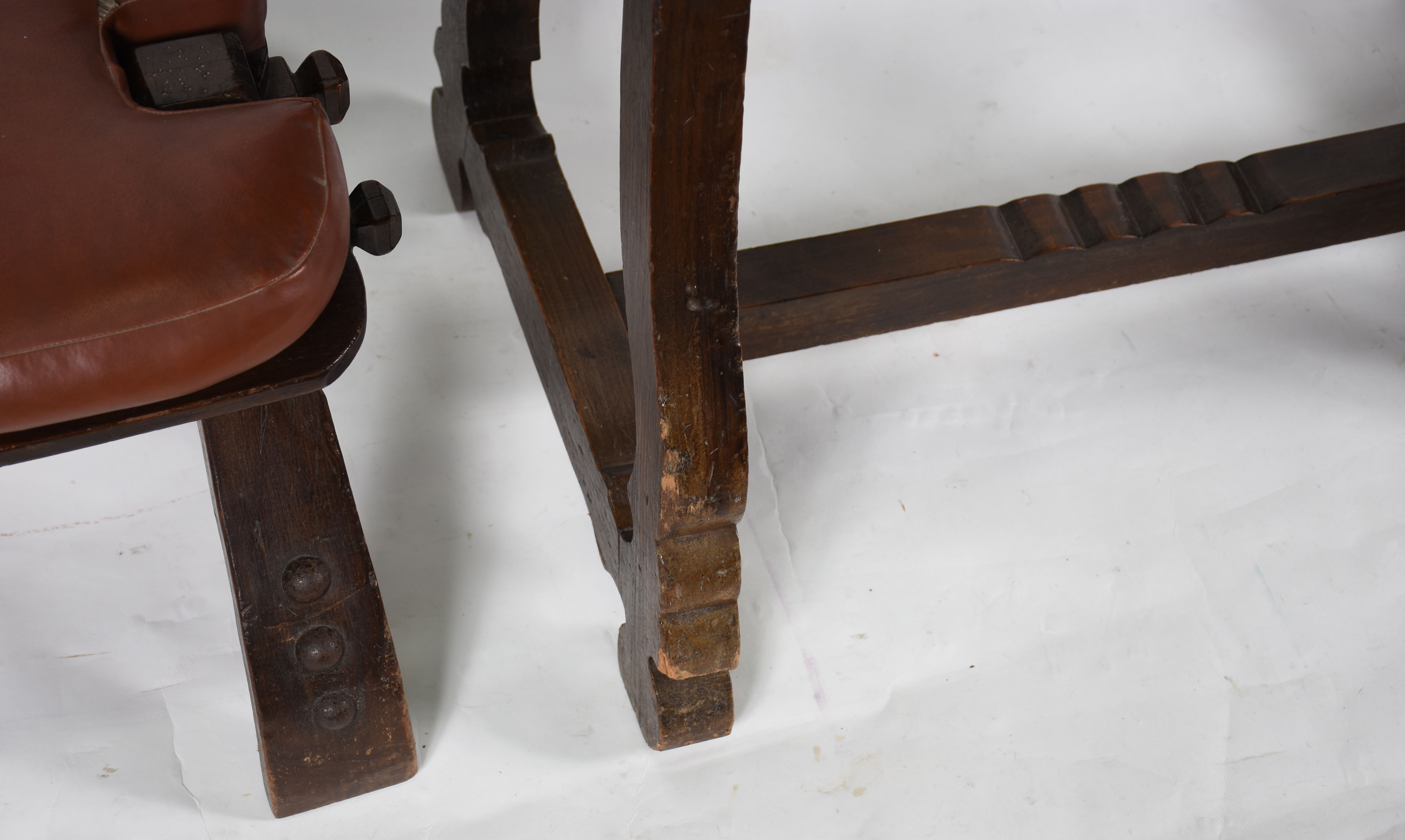 Mesa para escritório de madeira nobre, duas gavetas, estilo colonial... - foto 4 de 5