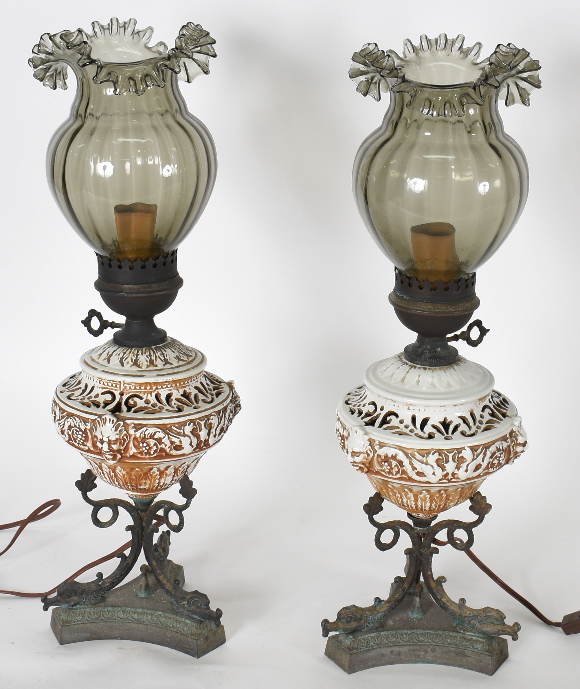 Par de abatjoures de porcelana patinada com vazados e bases de metal... - foto 1 de 3