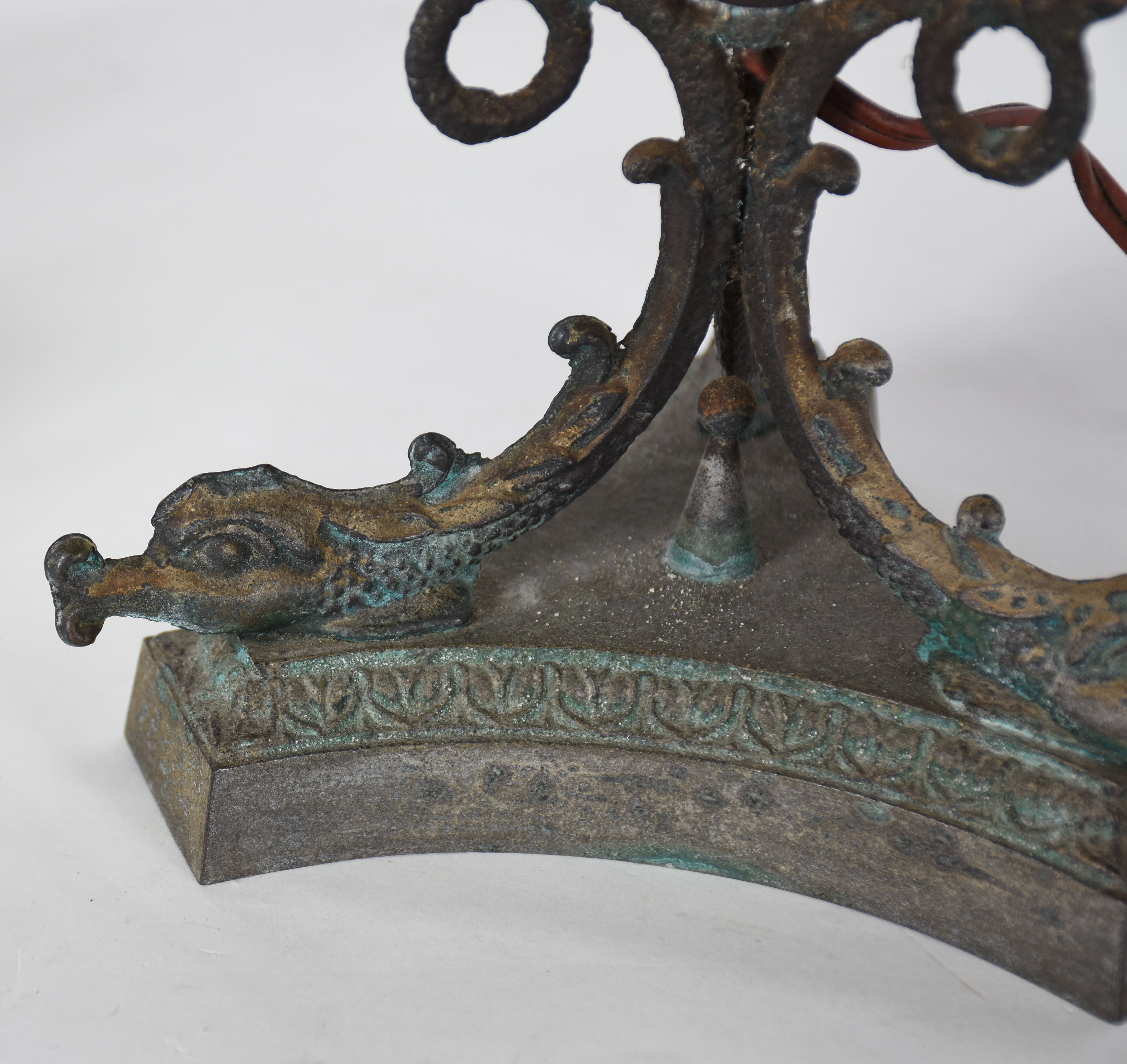 Par de abatjoures de porcelana patinada com vazados e bases de metal... - foto 3 de 3