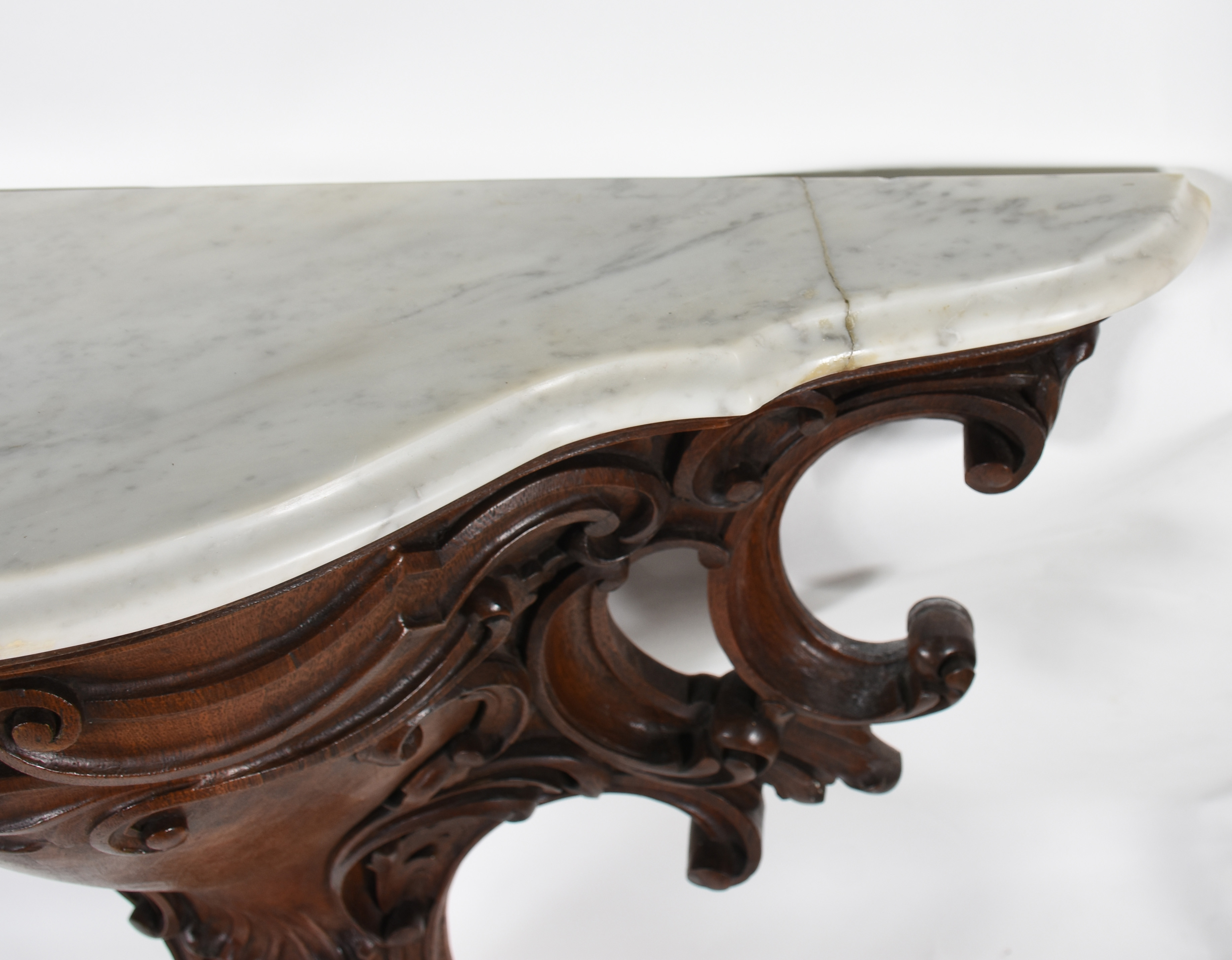 Console de madeira nobre entalhada com tampo de mármore, acompanha... - foto 3 de 6