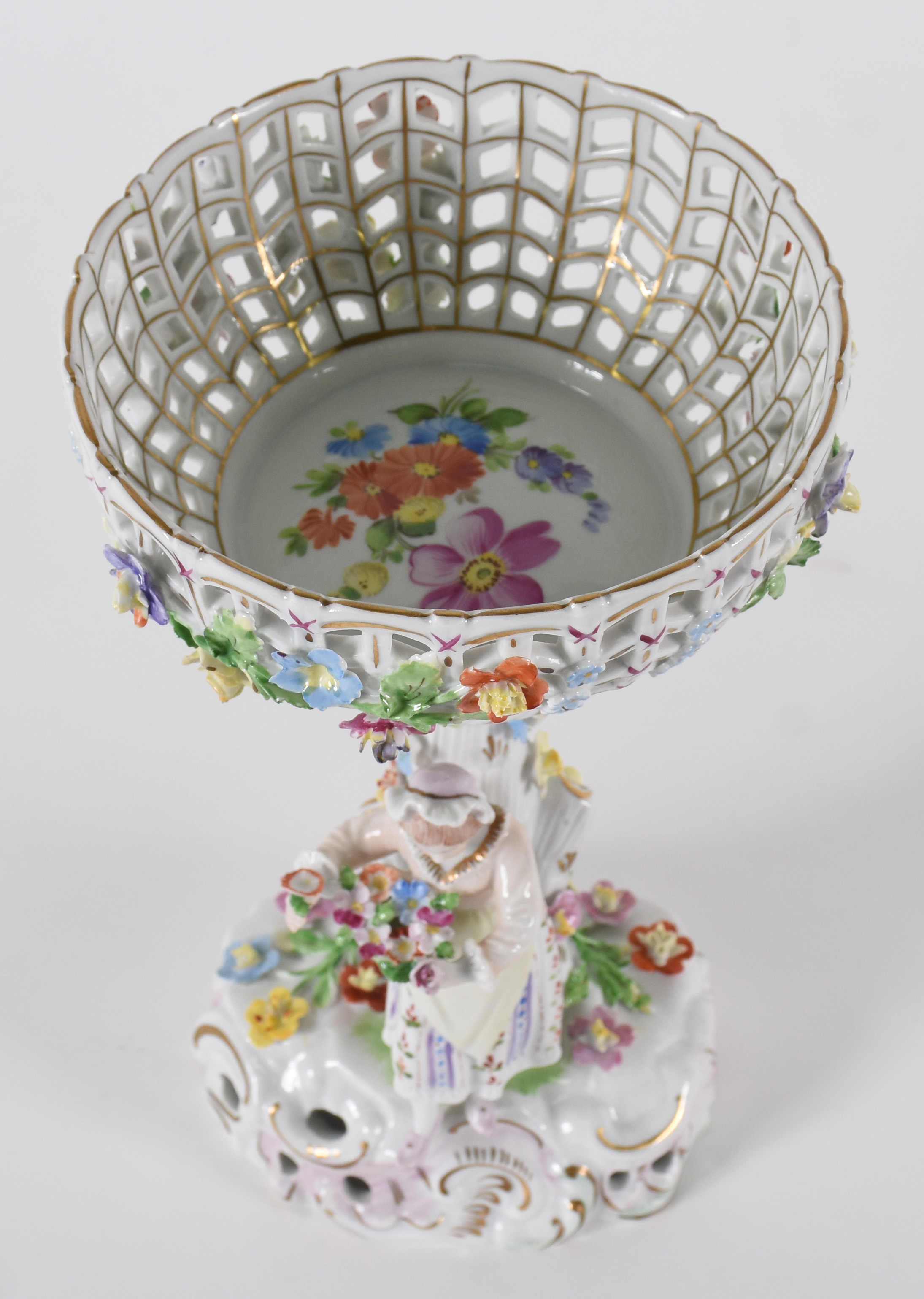 Fruteira de porcelana alemã de Dresden, base com figura de camponesa... - foto 2 de 5