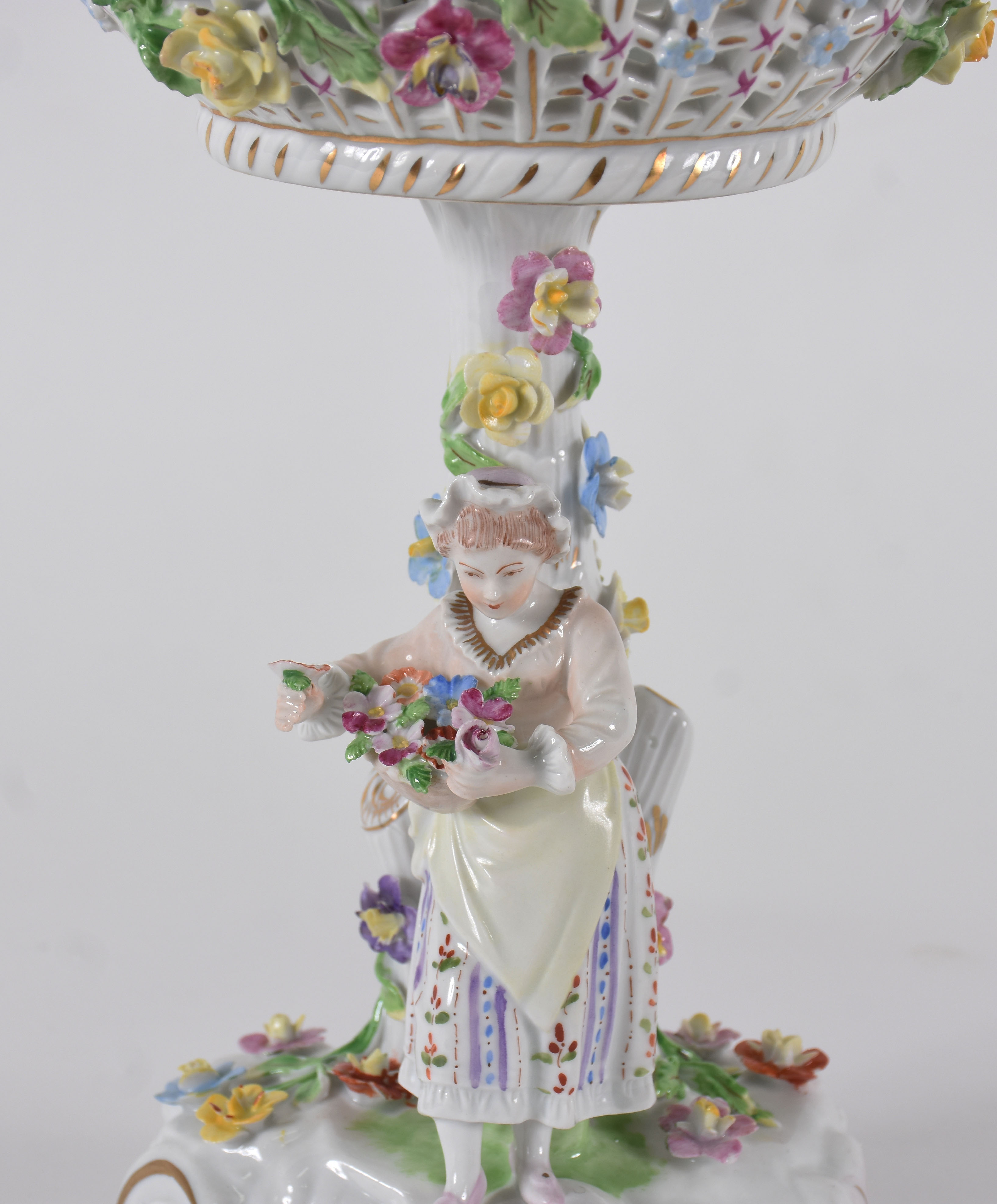 Fruteira de porcelana alemã de Dresden, base com figura de camponesa... - foto 3 de 5