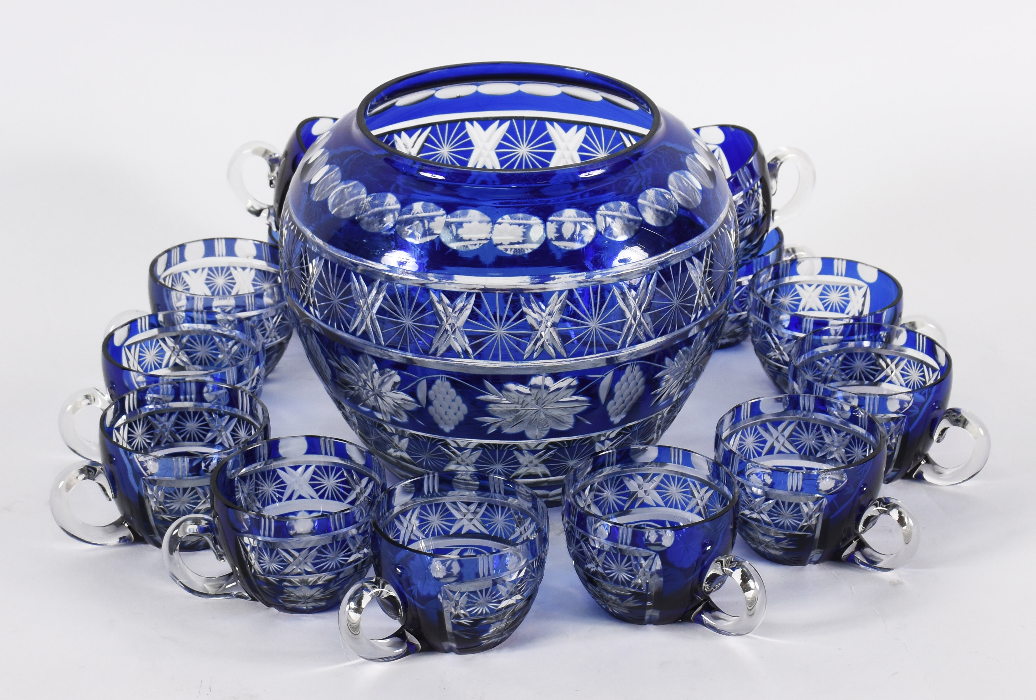Poncheira com 13 canecas de cristal double azul lapidado. (faltando a... - foto 1 de 5