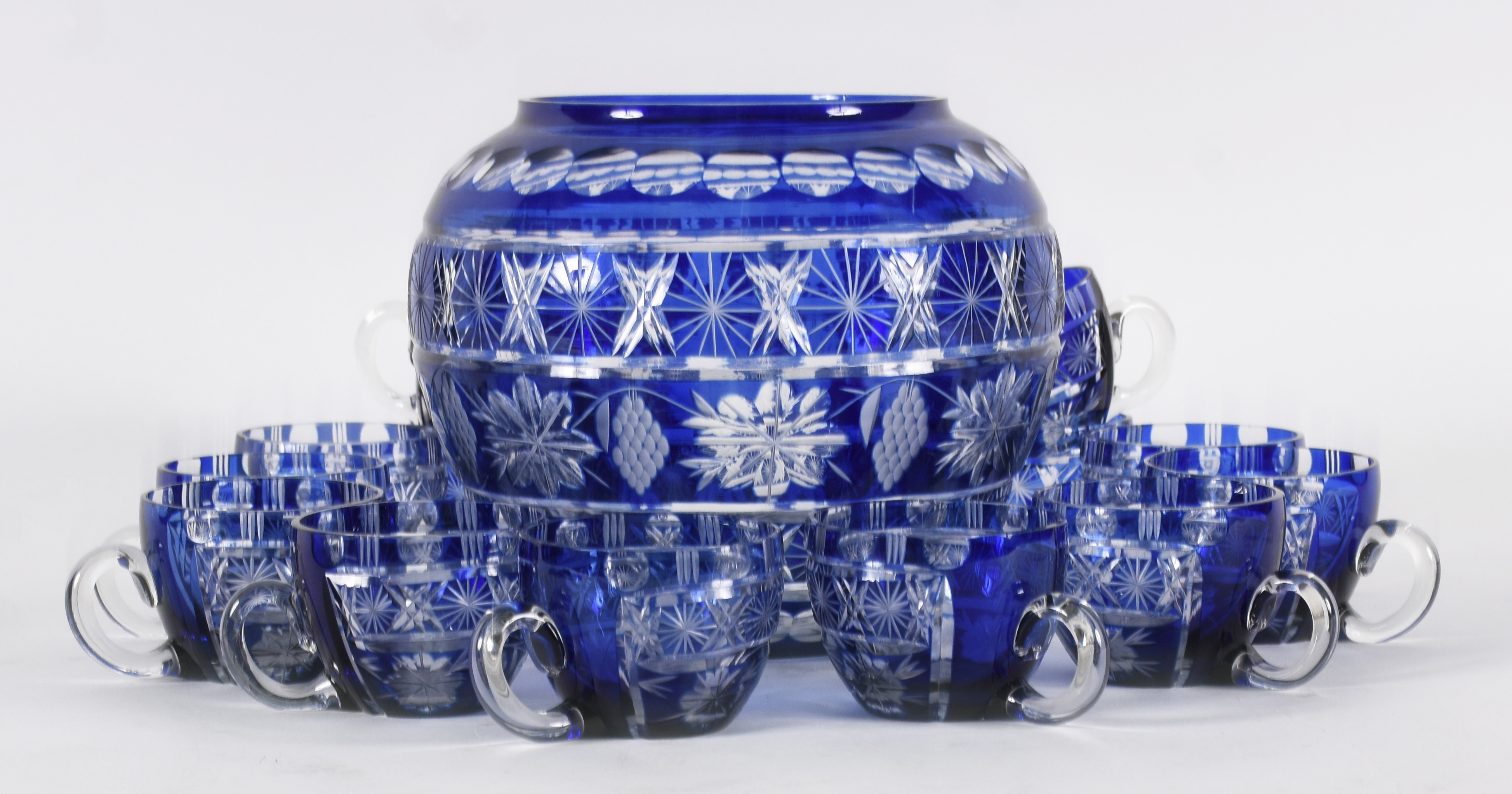 Poncheira com 13 canecas de cristal double azul lapidado. (faltando a... - foto 2 de 5