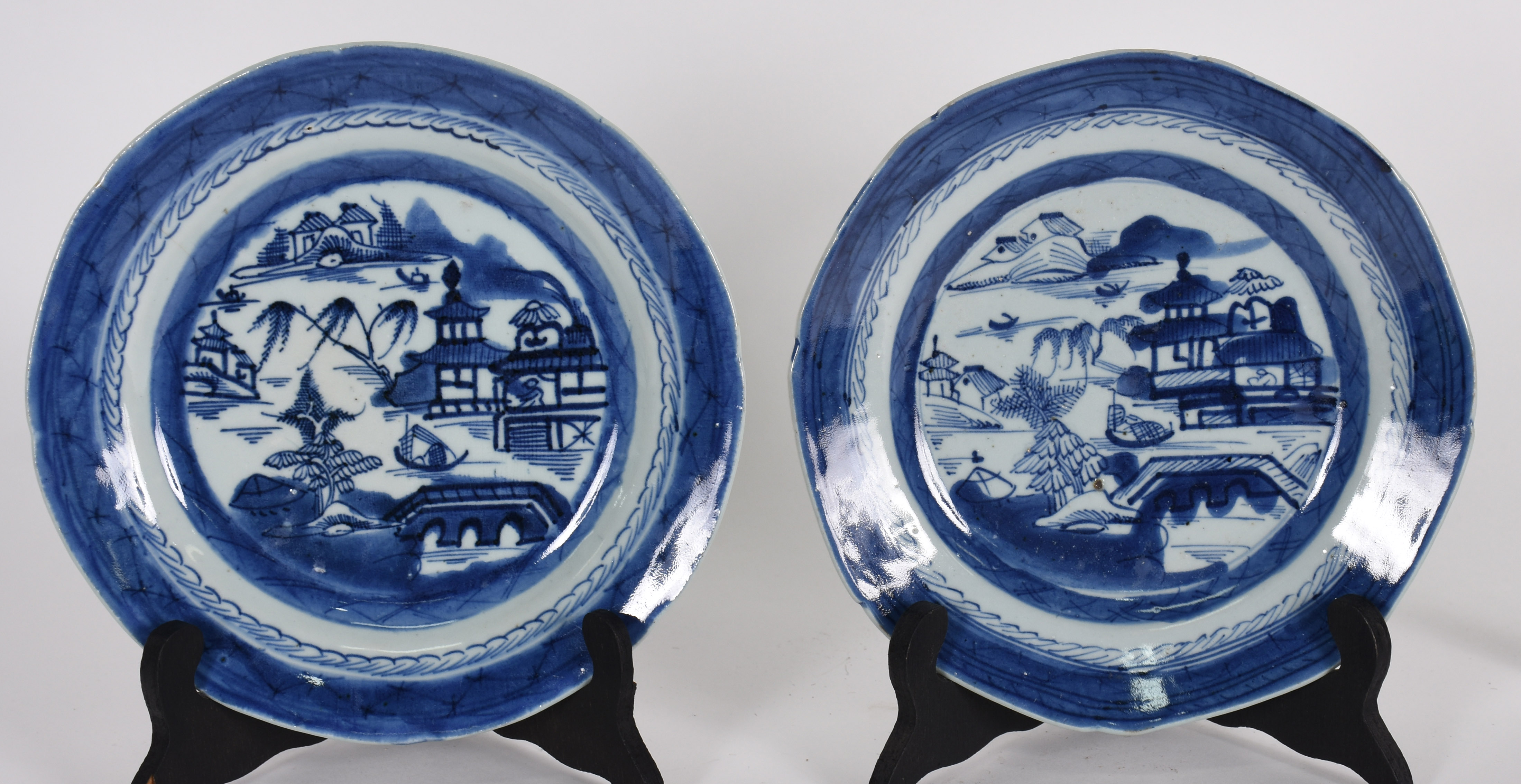 Dois pratos de porcelana Macau azul e branco, com cenas de pagodes. - foto 1 de 3