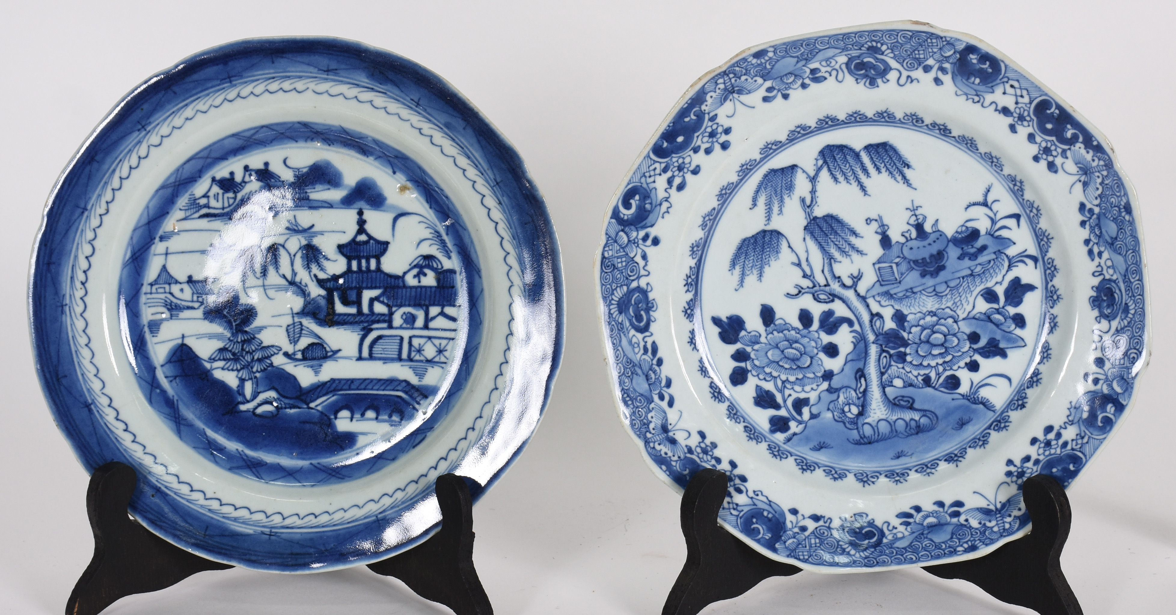 Dois pratos de porcelana Macau azul e branco, com cenas de pagodes. - foto 1 de 2