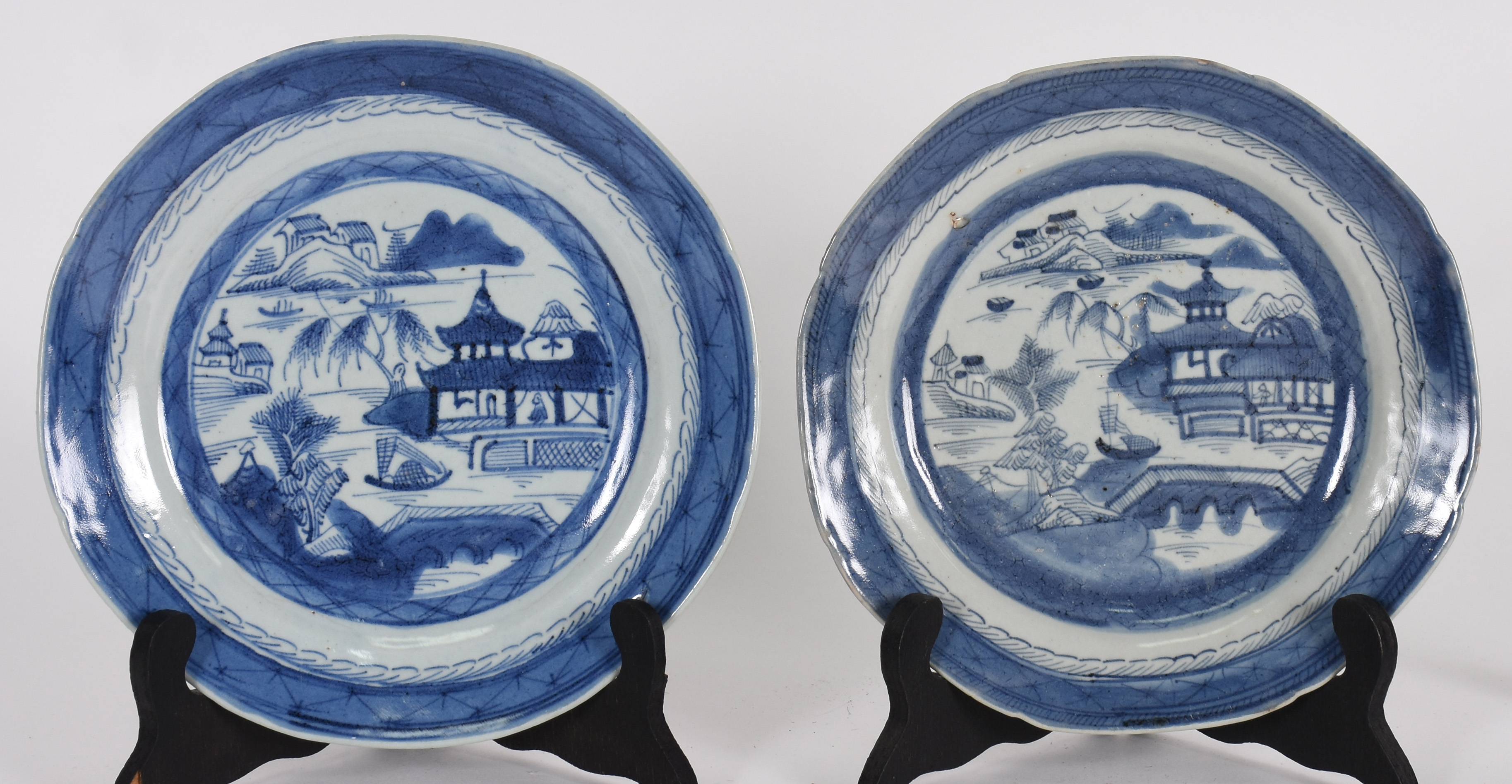 Dois pratos de porcelana Macau azul e branco, com cenas de pagodes. - foto 1 de 2