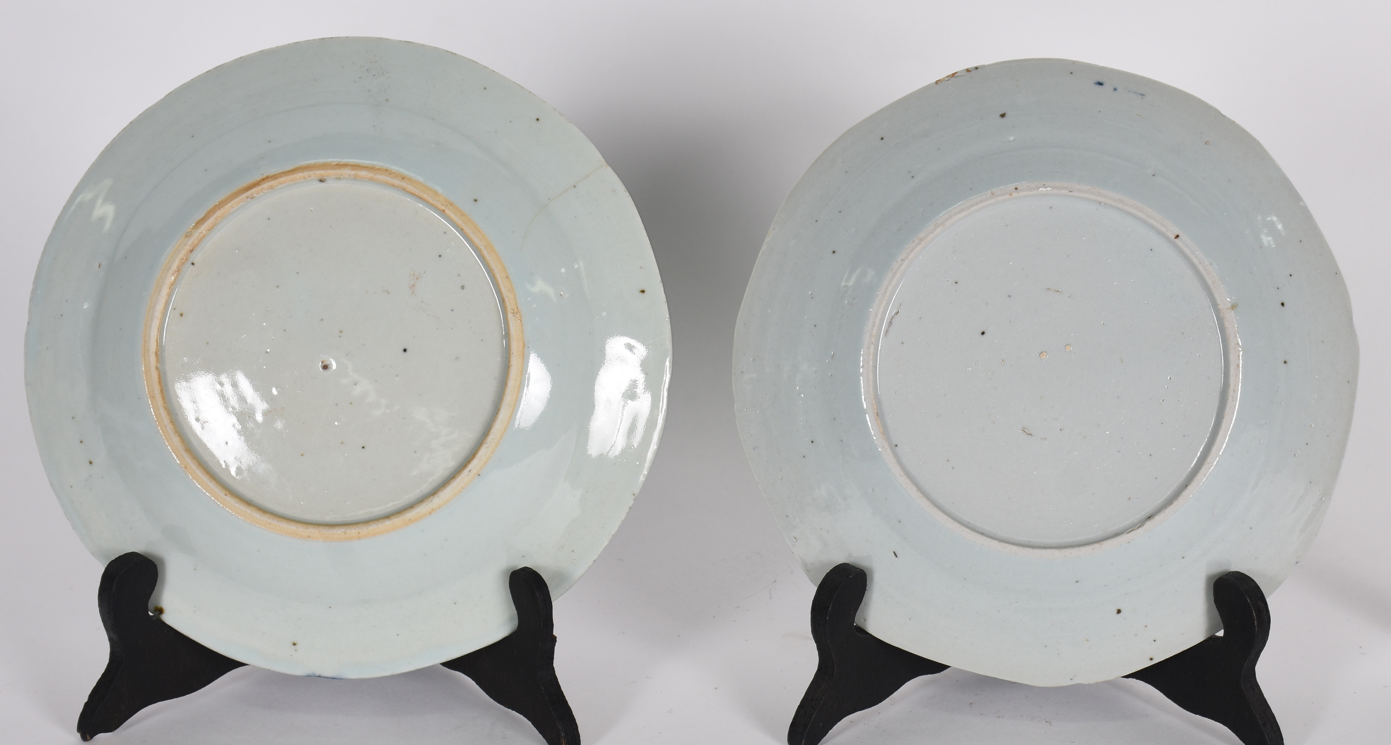 Dois pratos de porcelana Macau azul e branco, com cenas de pagodes. - foto 2 de 3
