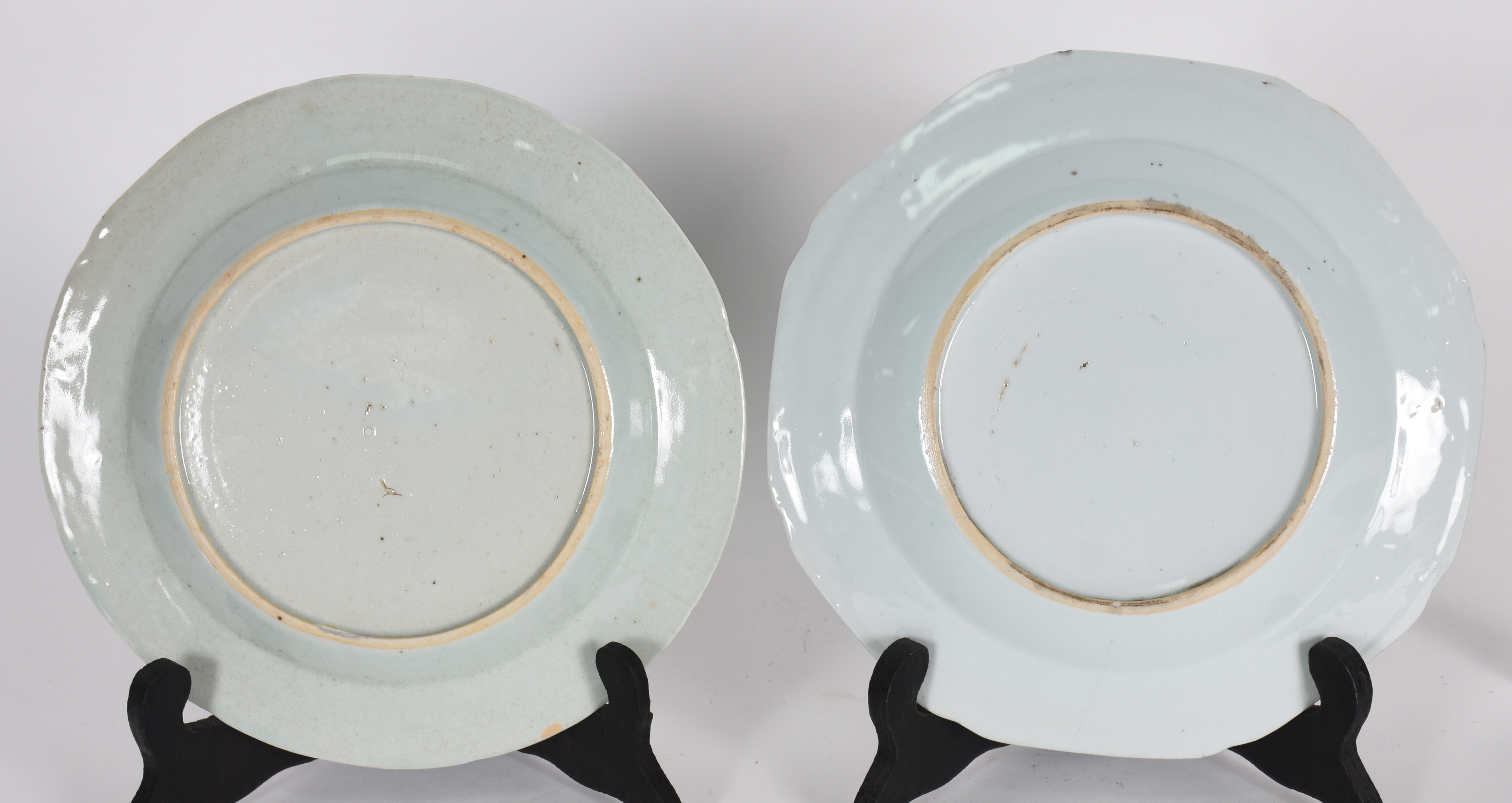 Dois pratos de porcelana Macau azul e branco, com cenas de pagodes. - foto 2 de 2